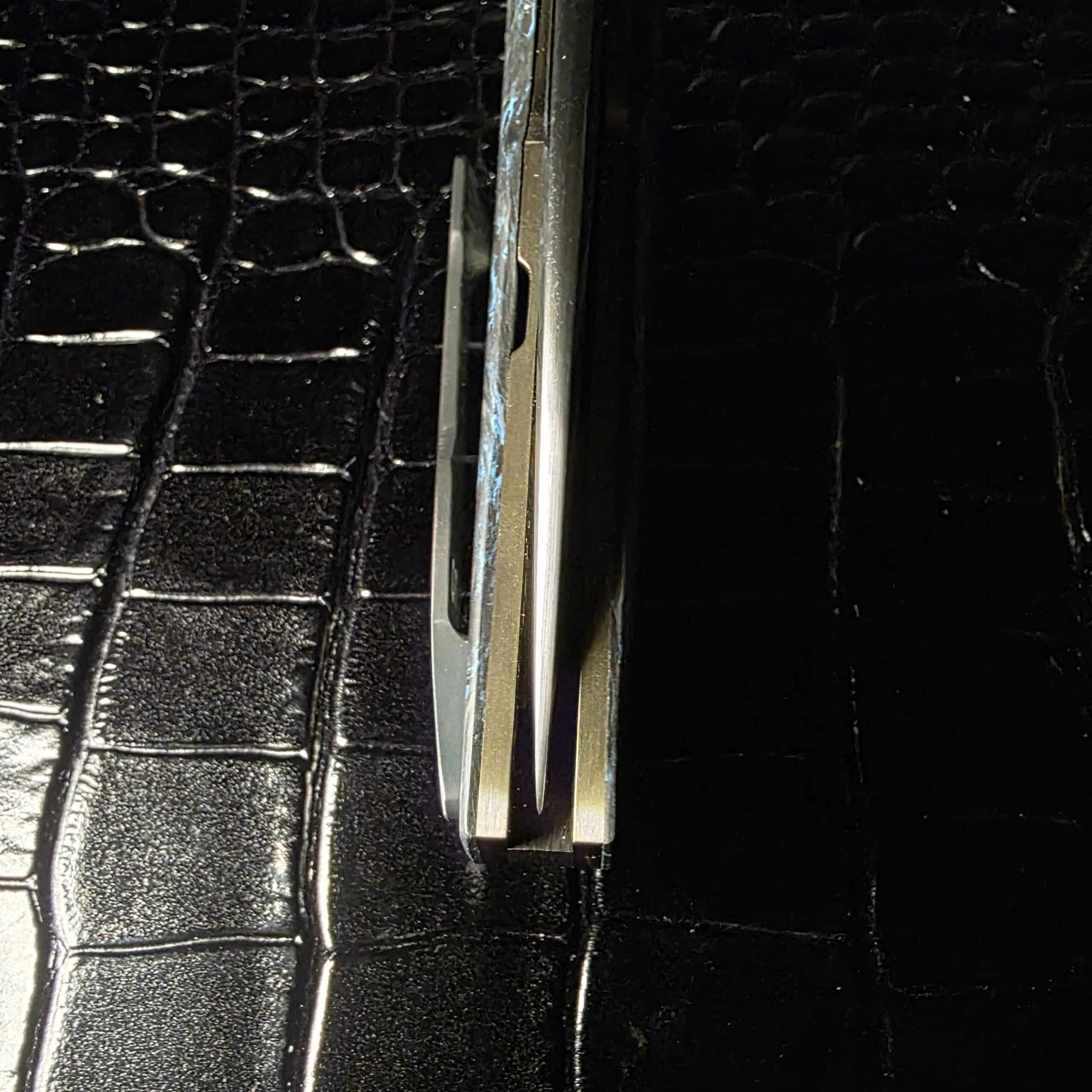 A2 Knives A6R Flipper blade centering view inside handle while closed