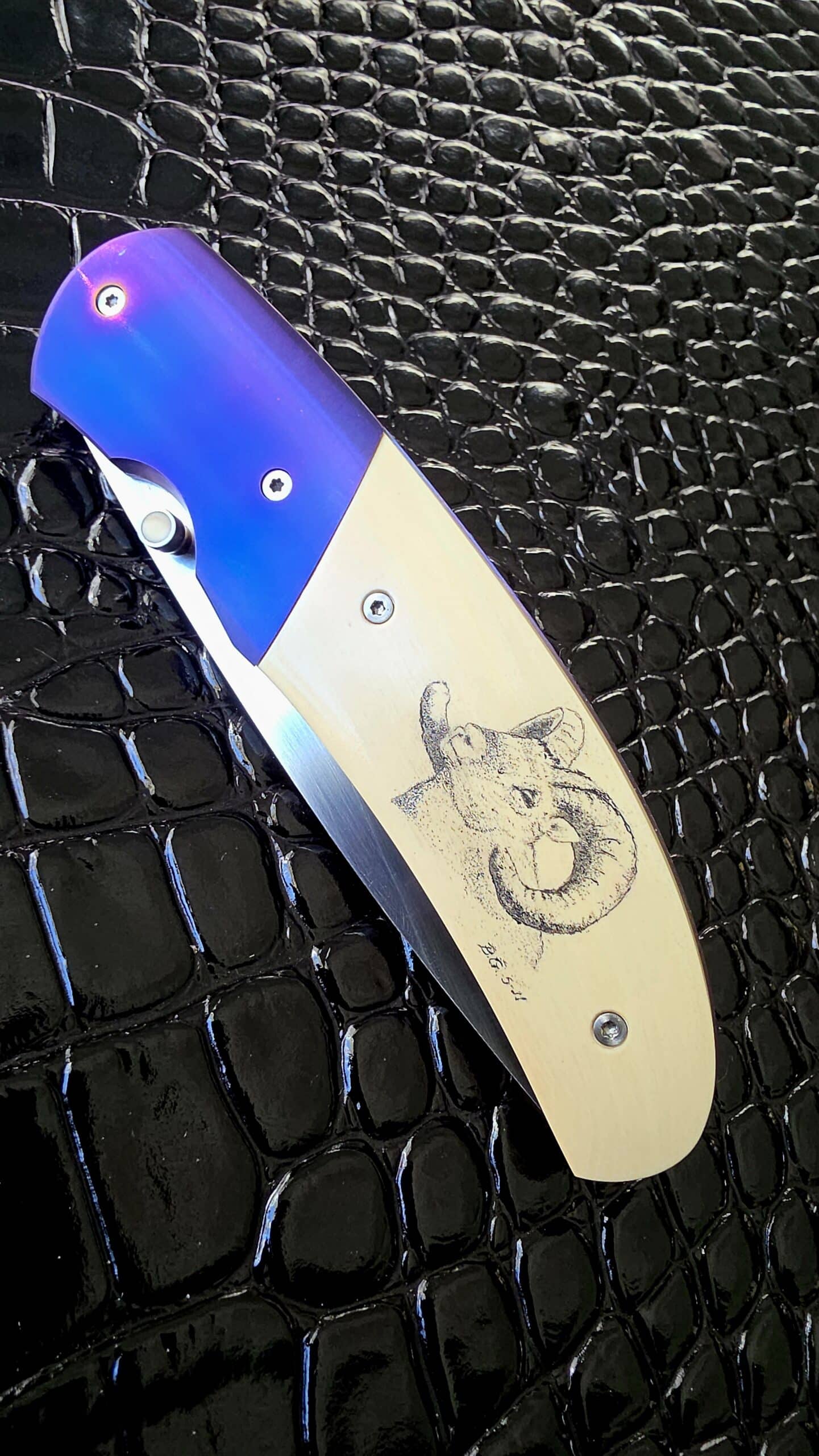 Presentation side of the Buddy Gaines Custom Knife showing the scrimshaw detail.