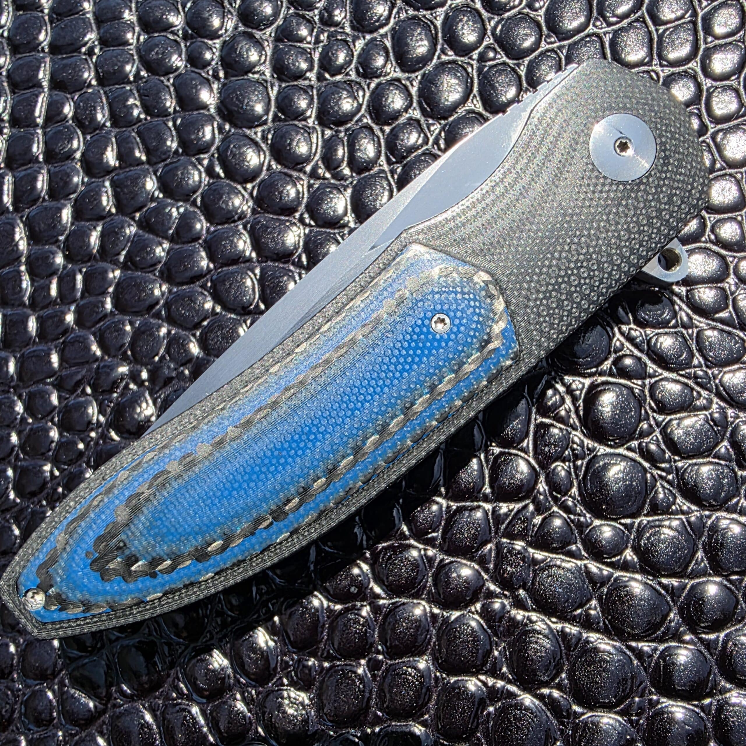 Close-up of the blue and black carbon fiber interframe inlay on the Keith Kruger K4.