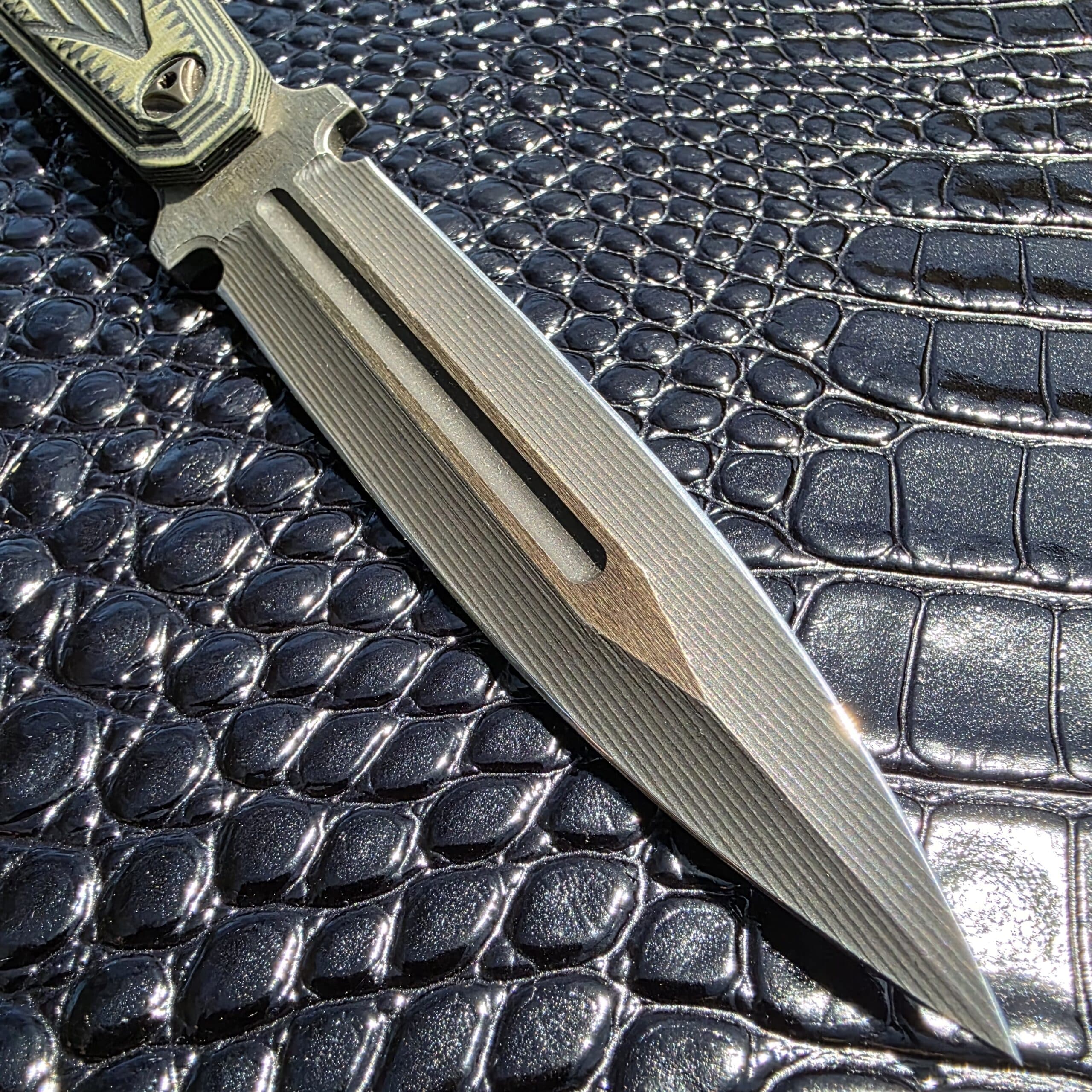 Profile view of the 1-inch wide A2 steel blade on the Stengah Dagger.