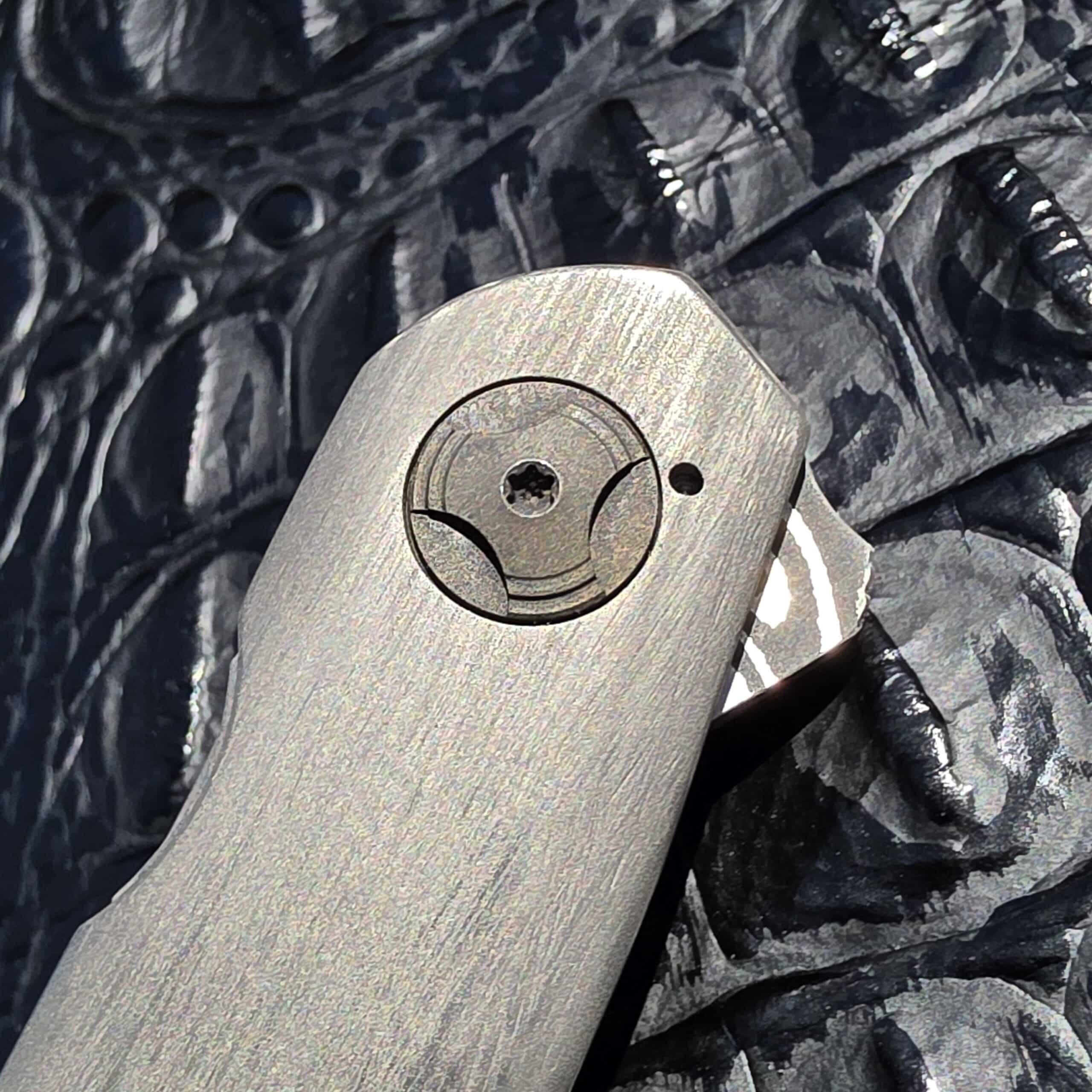 Pivot detail of Darac Steel Quintus custom knife