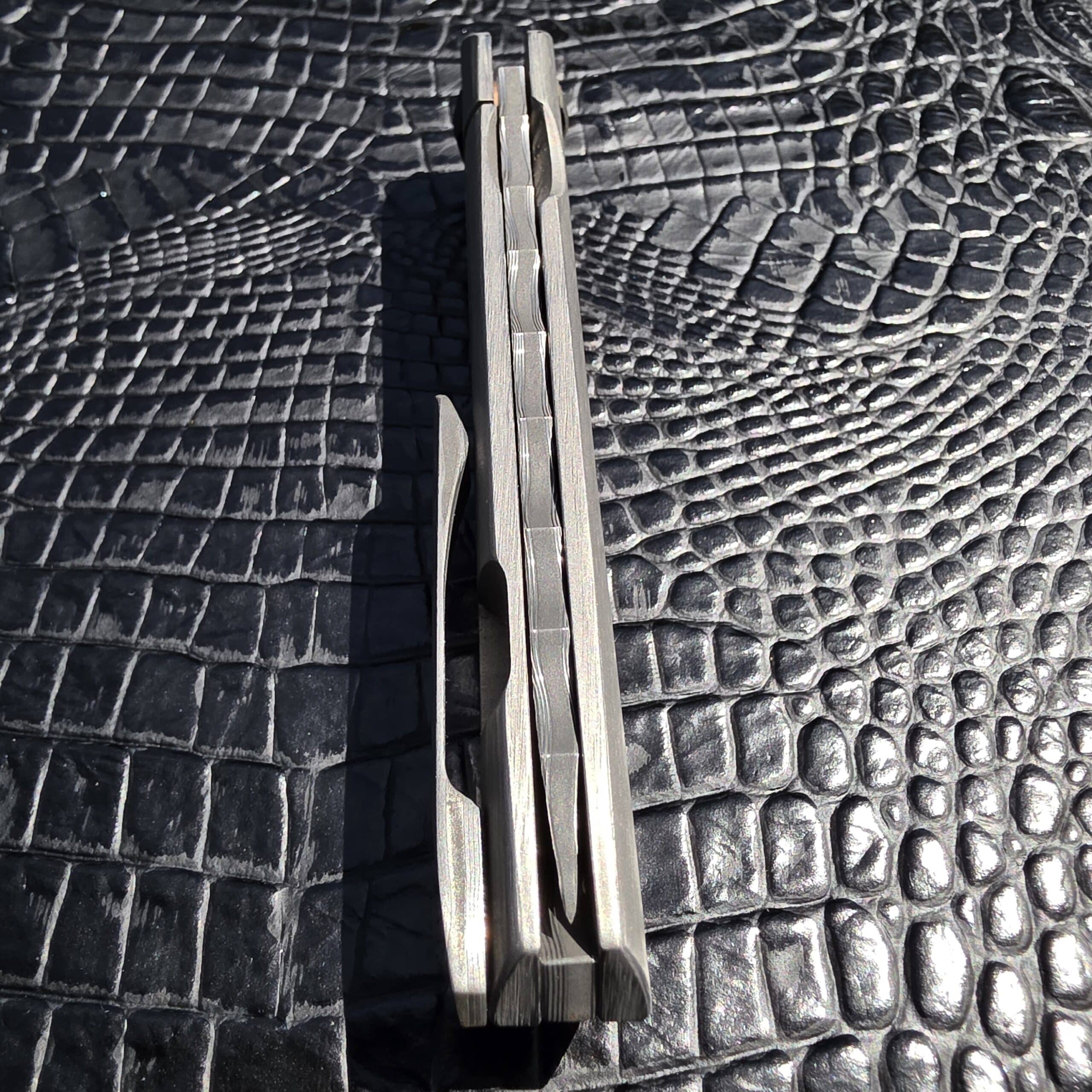 Spine jimping detail on Darac Steel Quintus custom knife blade