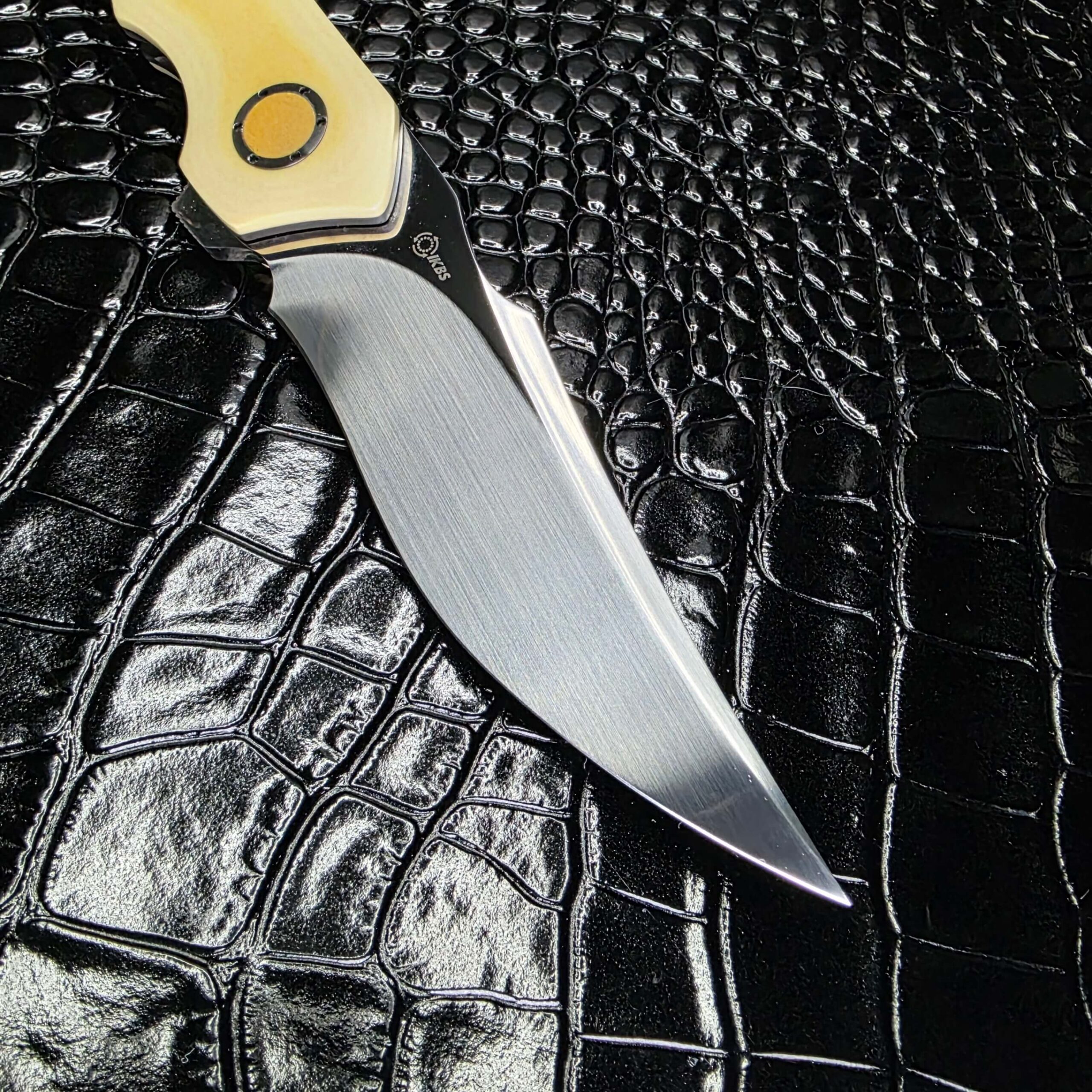 Close-up of partially mirror-polished blade on JD Van Deventer Palladium Premium