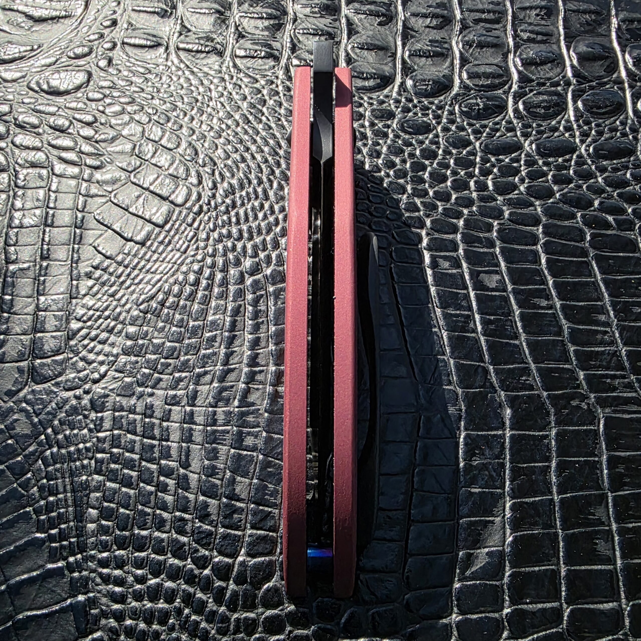 Closed spine view of Jeff VanderMeulen Homicide Tanto