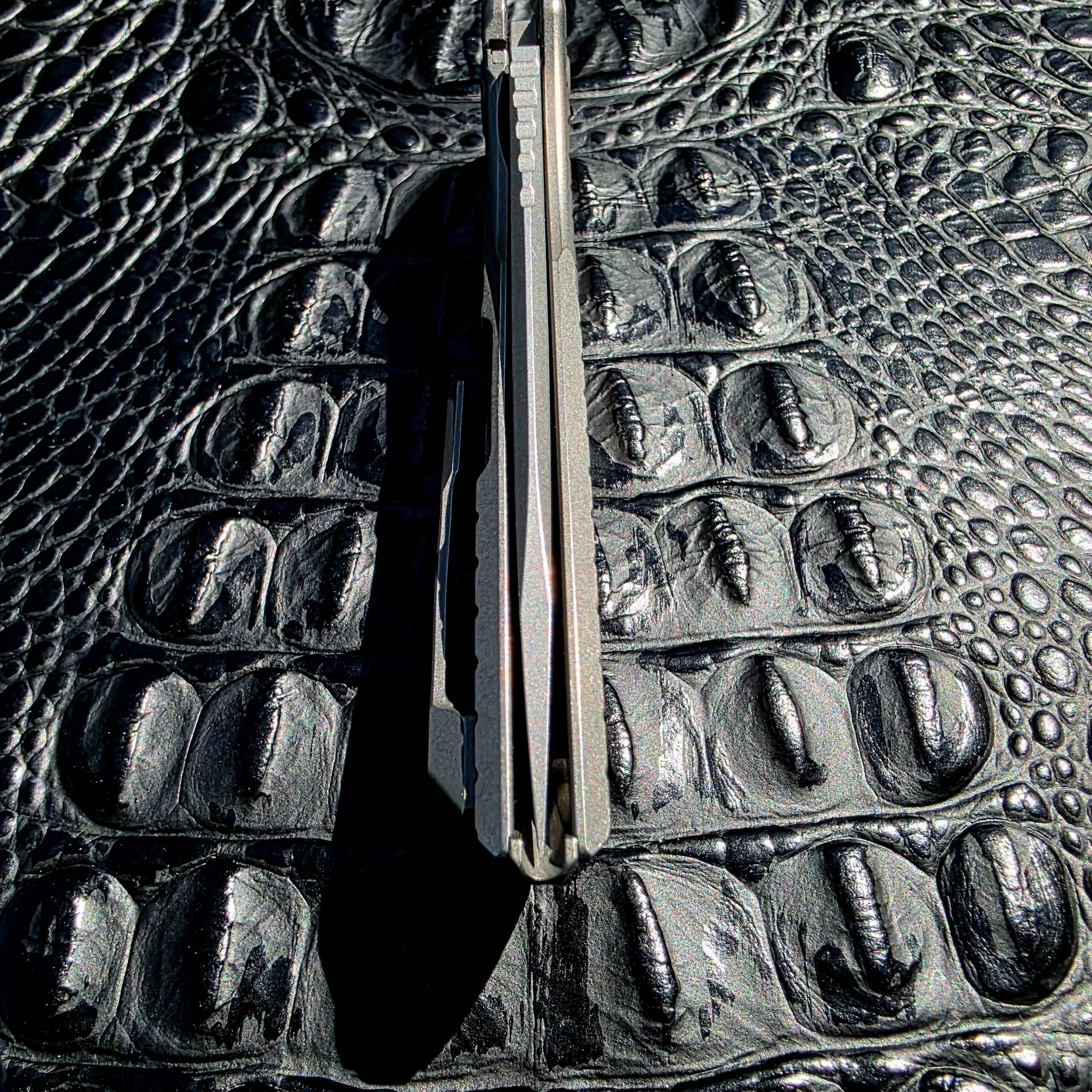 Blade centering photo of Shirogorov NeOn Zero Monkey Edge FRAG Pattern in closed position