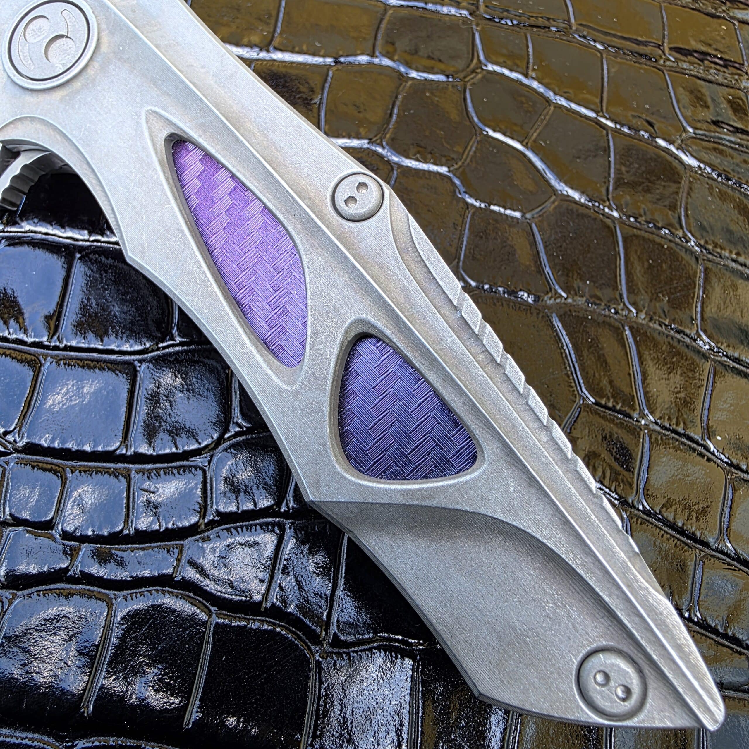 Purple carbon fiber inlay on Dew Hara DH-20A Noah-Zen handle