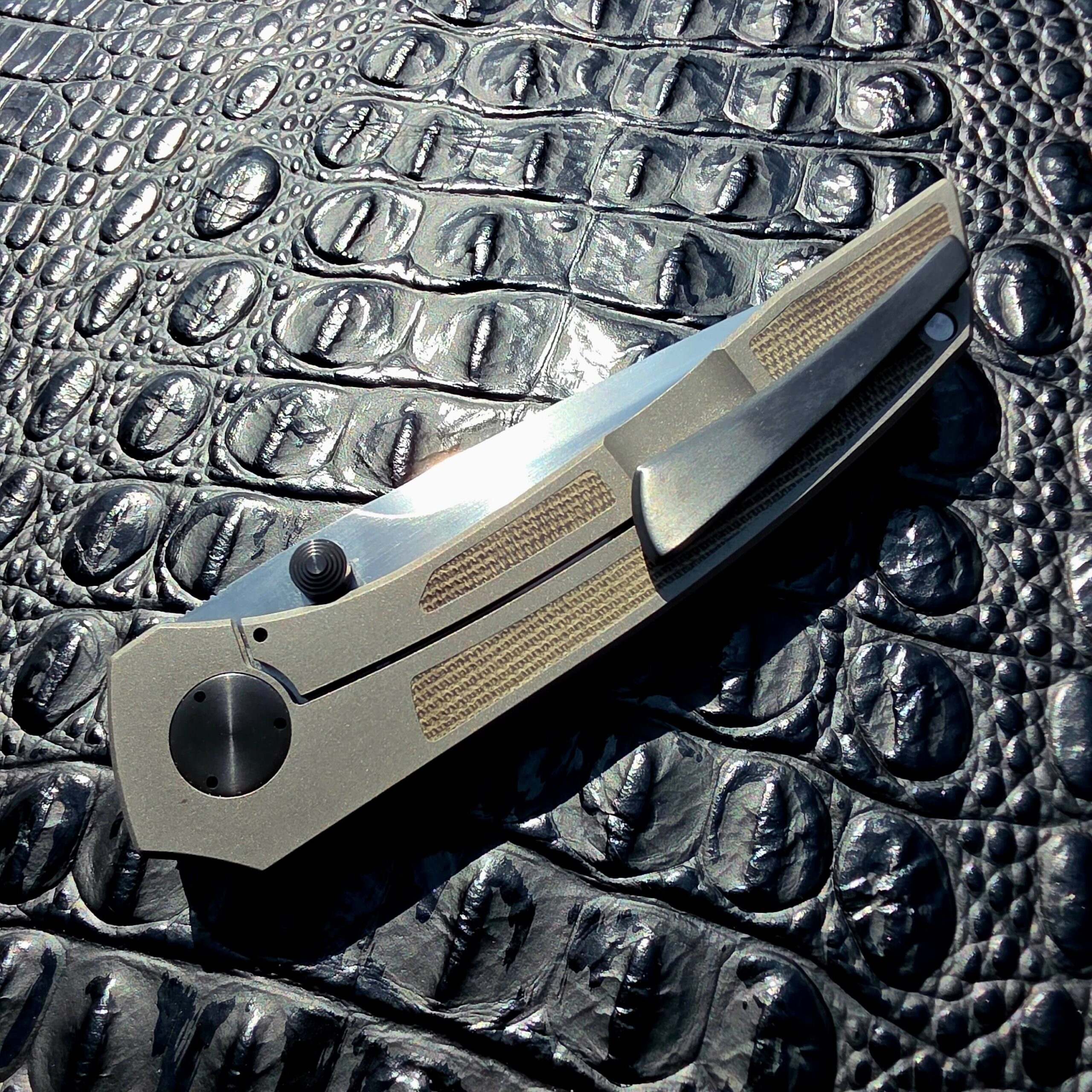 ViKnives Customs by Victor Barajas ProVik1 closed lock side view