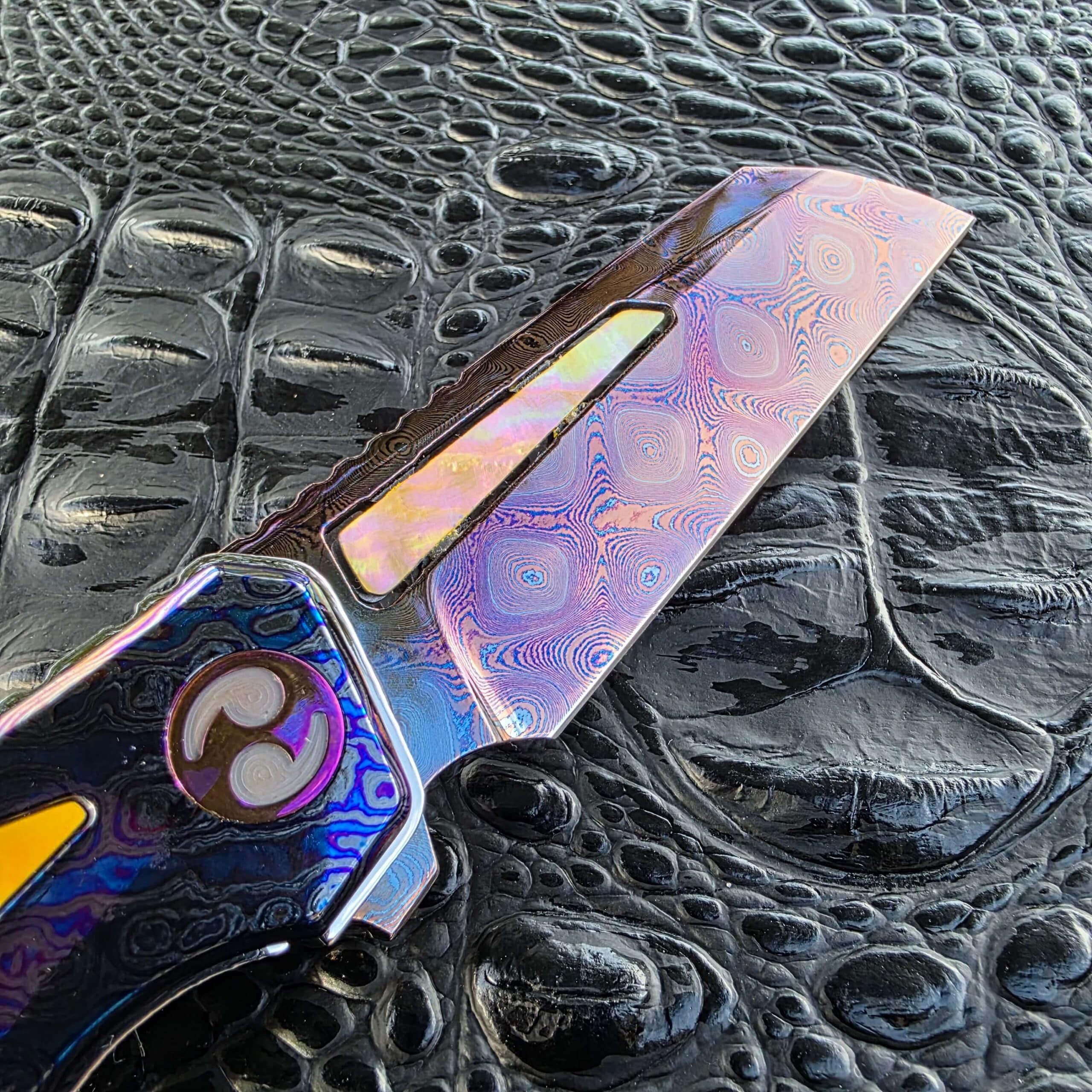 Dew Hara RAY 300 layer pyramid carbon Damascus blade close-up