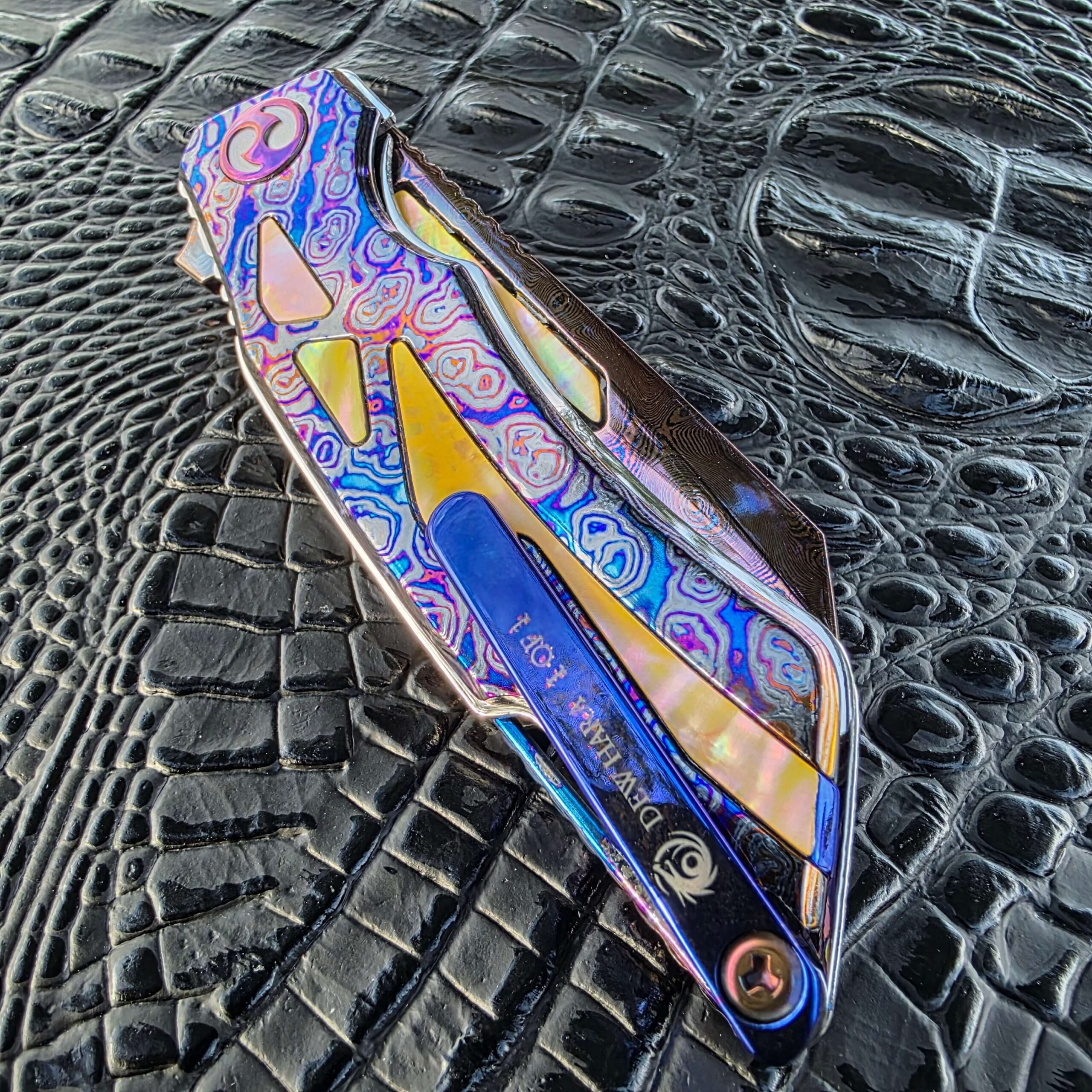 Dew Hara RAY Pyramid Damascus closed clip-side view