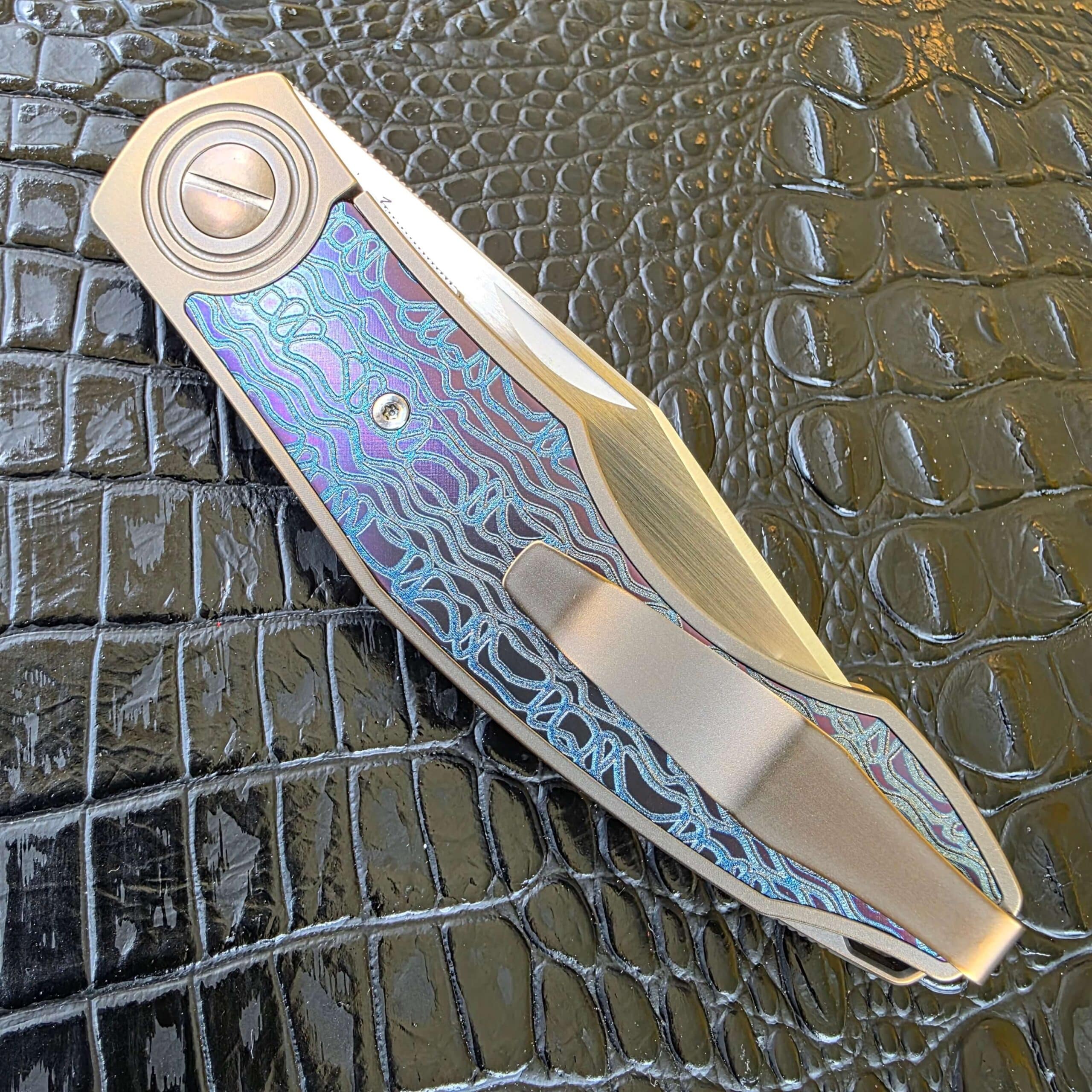 CKF Veksha One-Off closed clip-side view