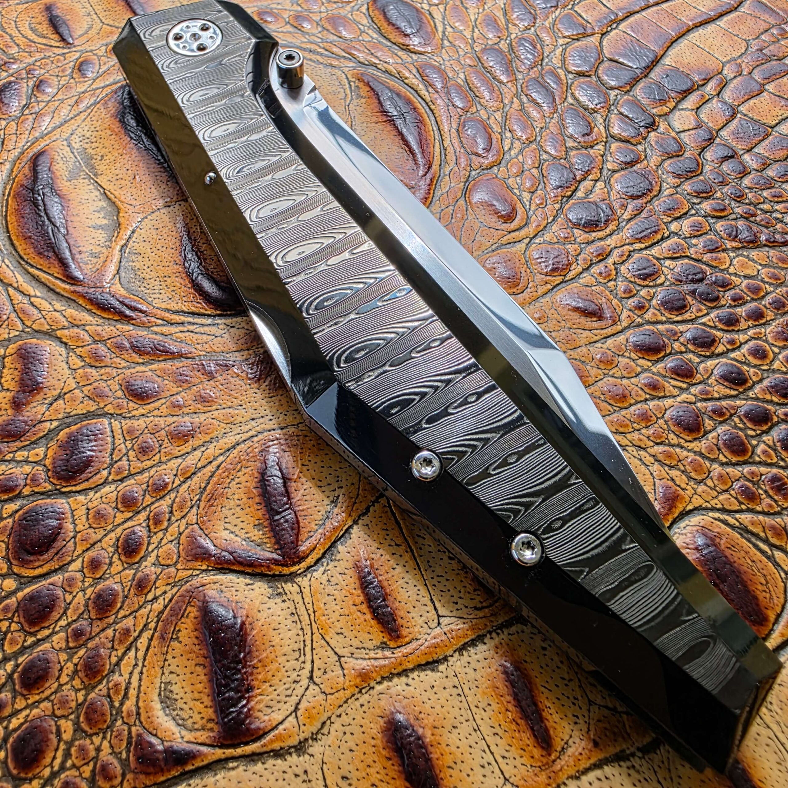 DLC frame and Damasteel contrast on Square XL S handle