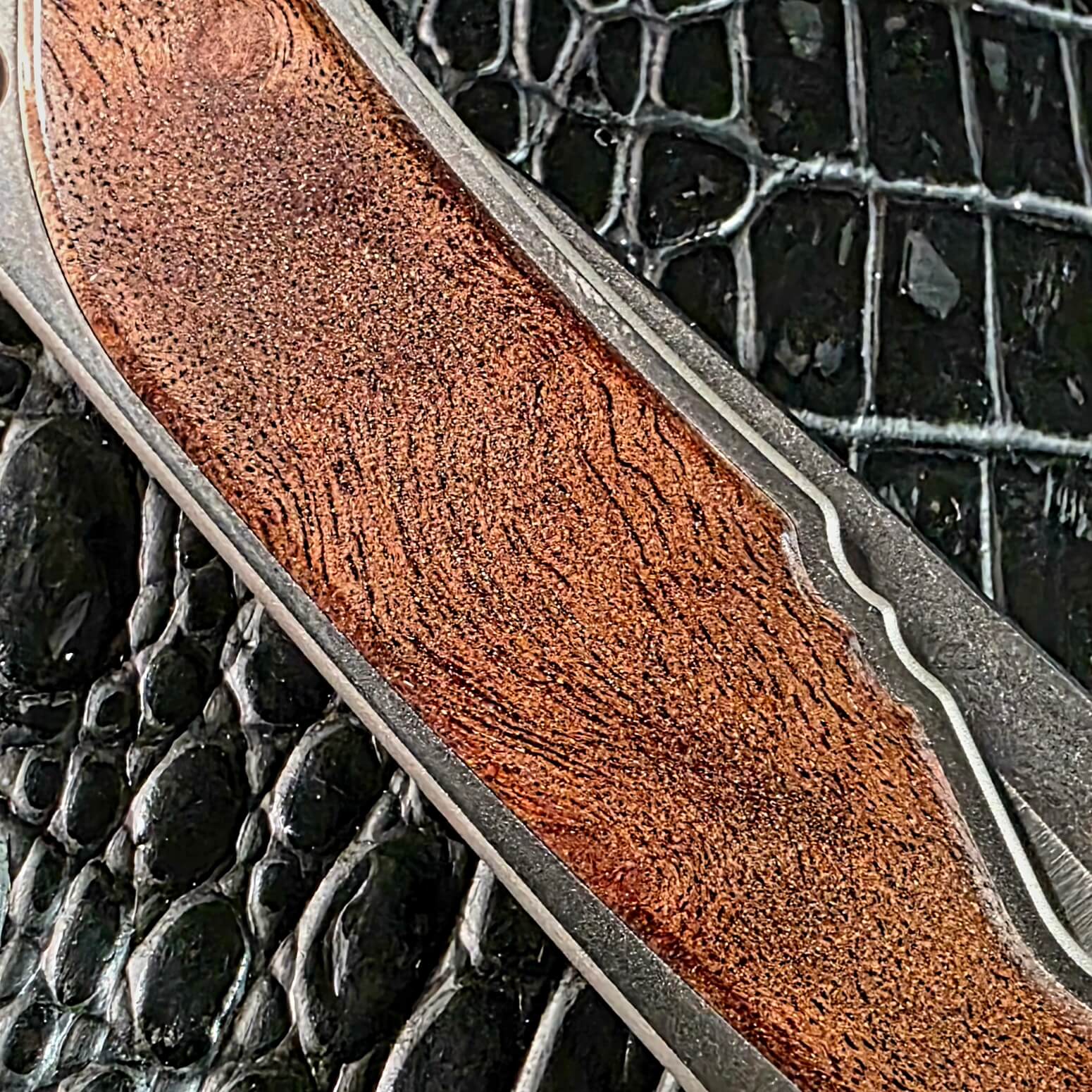 Macro photograph of the camphor burl grain on the Chris Reeve Small Sebenza 2010 Annual Limited Edition