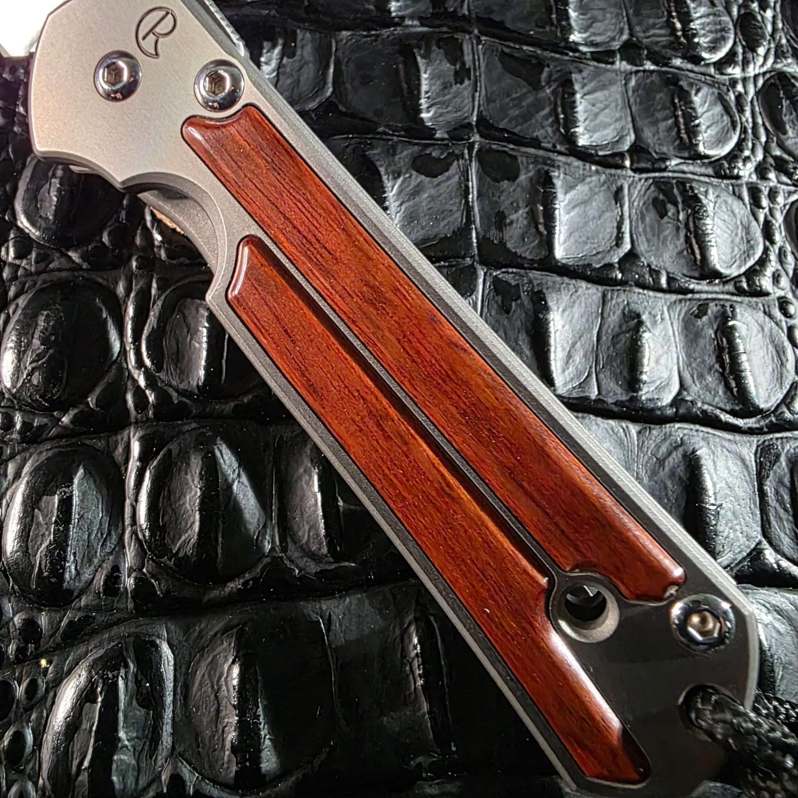 Snakewood grain detail on Chris Reeve Small Sebenza handle inlay