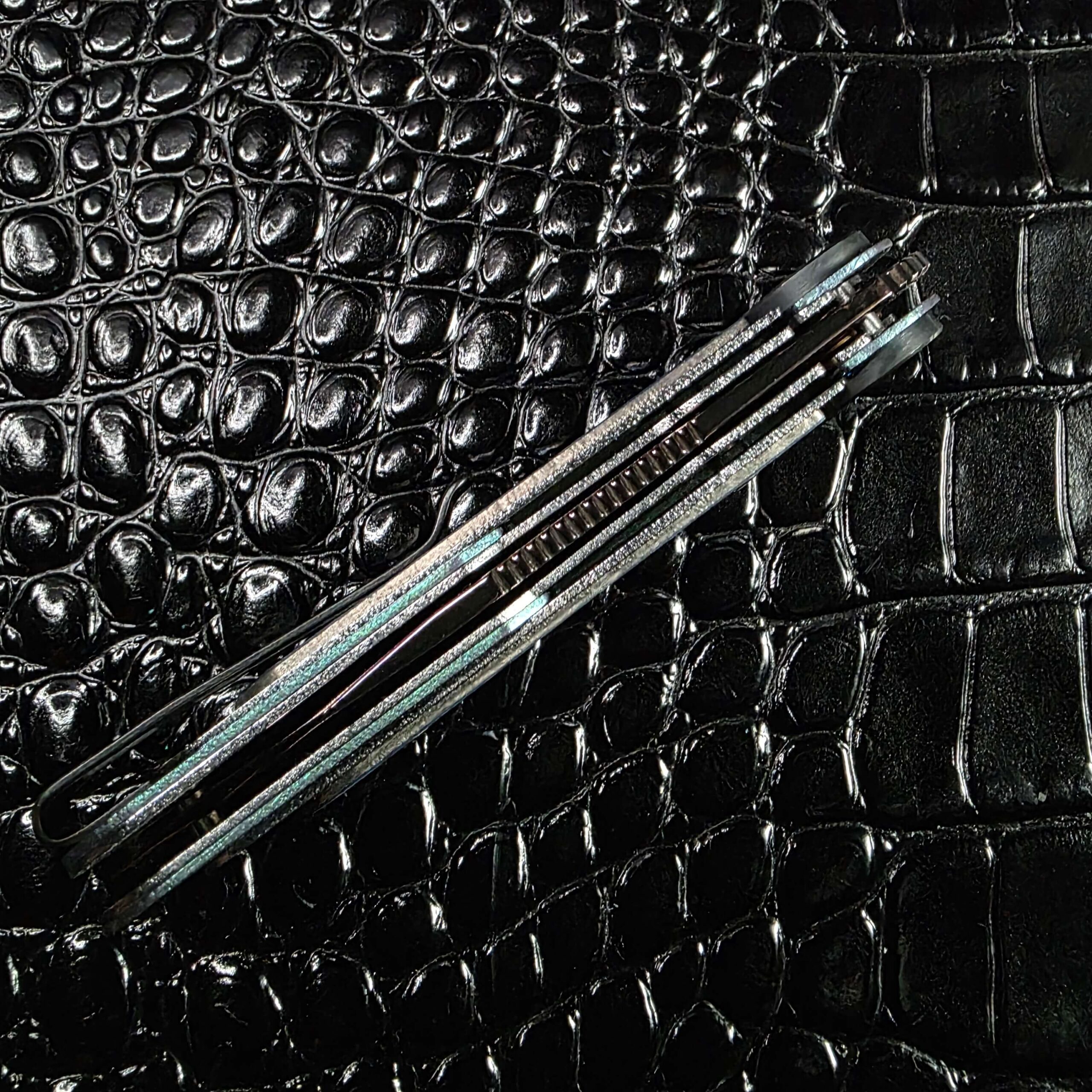 Spine view of the closed Dew Hara Infinity showing the exposed jimped tang
