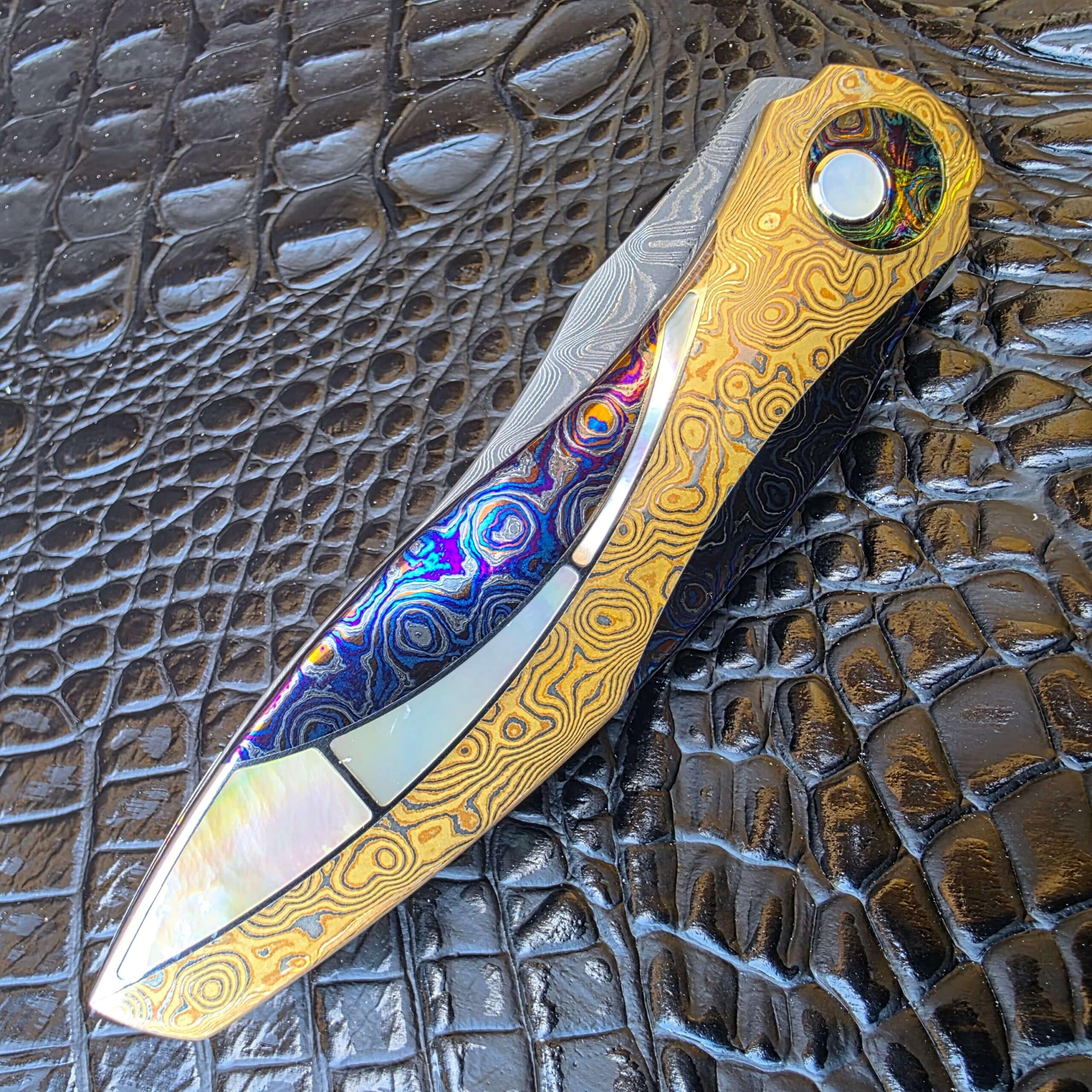 Angled view of the closed FengLi Jiao Yue Top Configuration handle materials