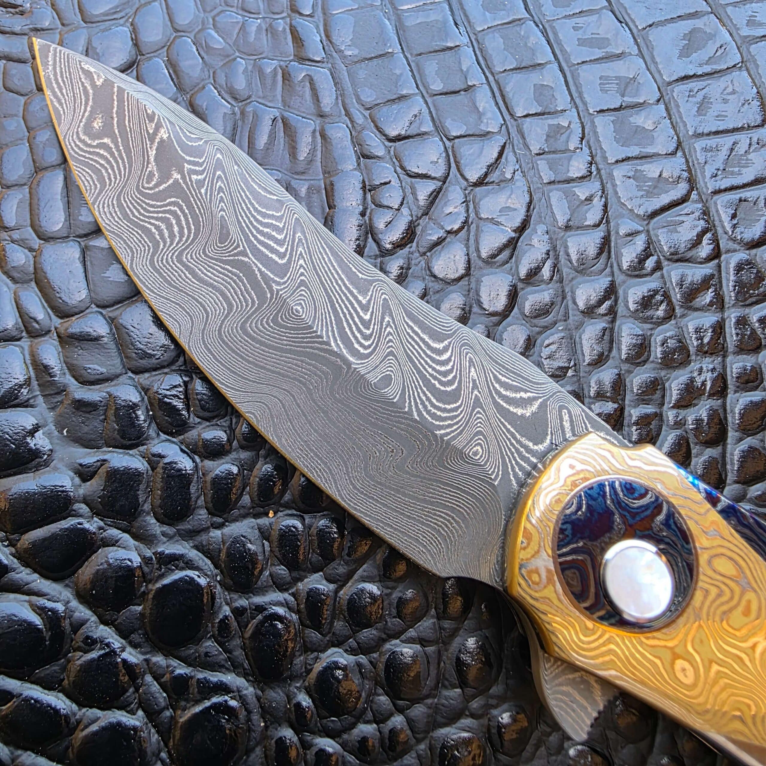 Boomerang pattern Damascus blade on the FengLi Jiao Yue Top Configuration
