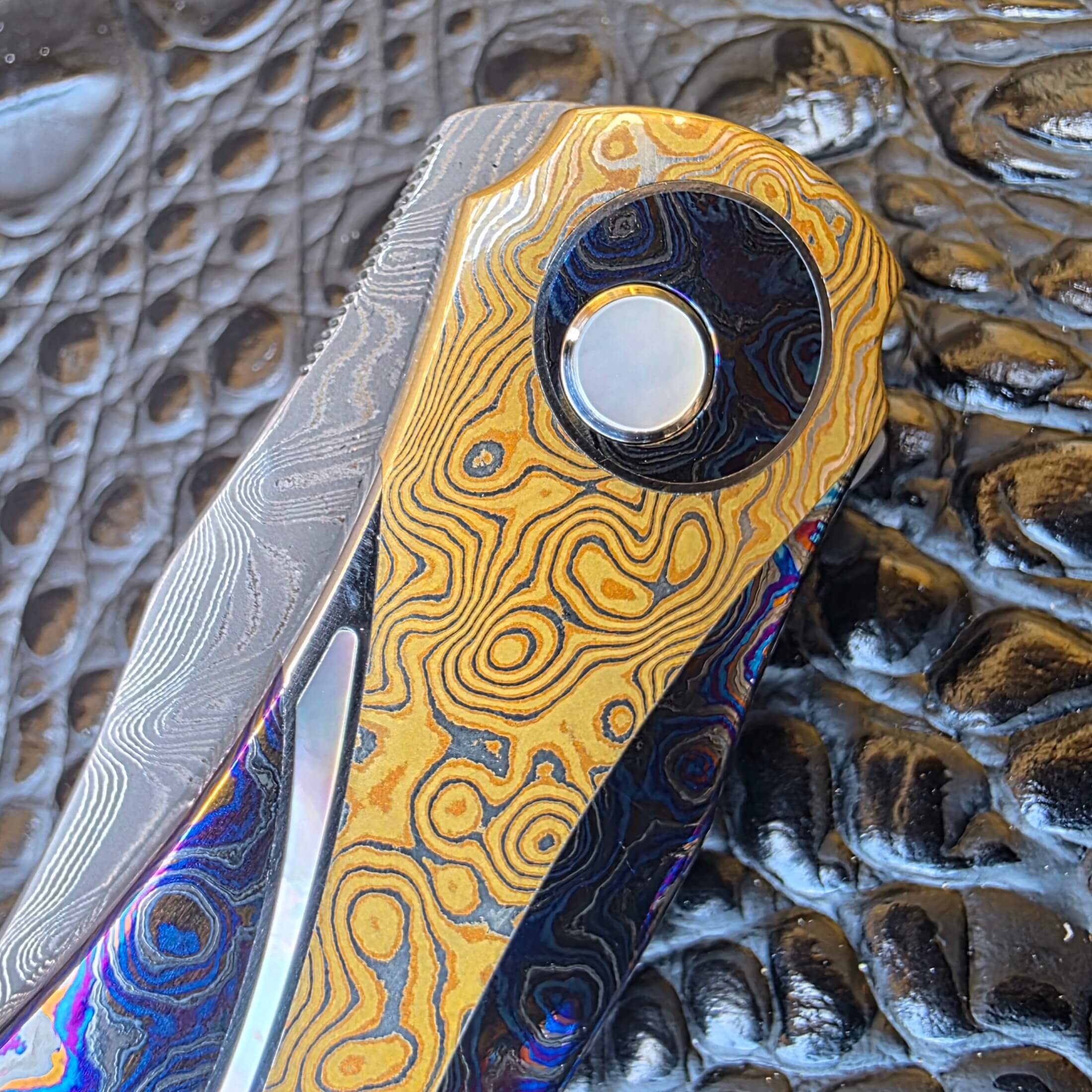 : Macro of Copper Damascus concentric pattern and ZircuTi pivot collar on the FengLi Jiao Yue