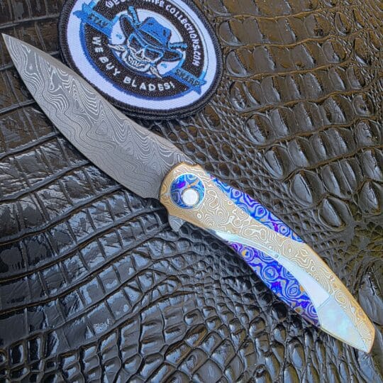 FengLi Jiao Yue Top Configuration open show side beside the We Buy Knife Collections patch