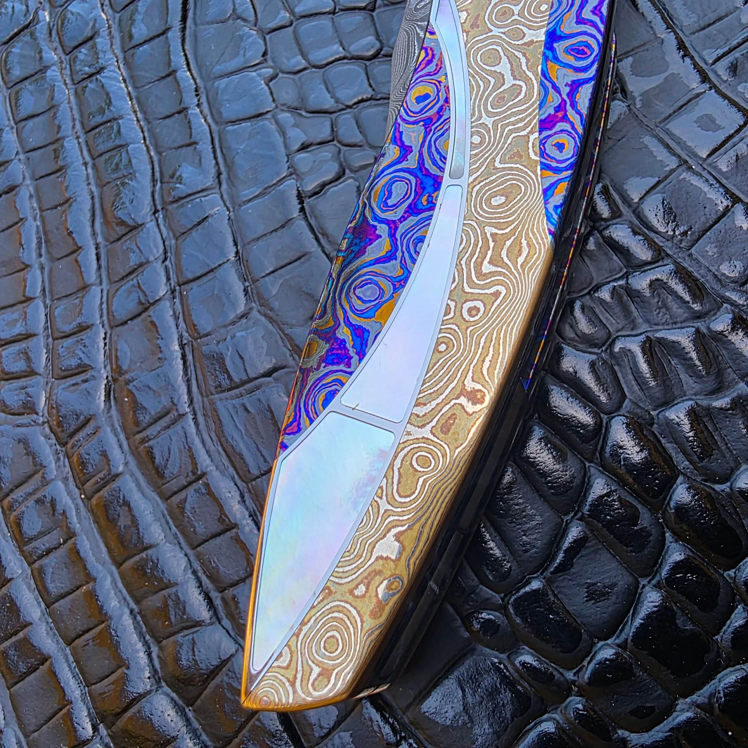 ZircuTi pattern in cobalt violet and amber on the FengLi Jiao Yue handle