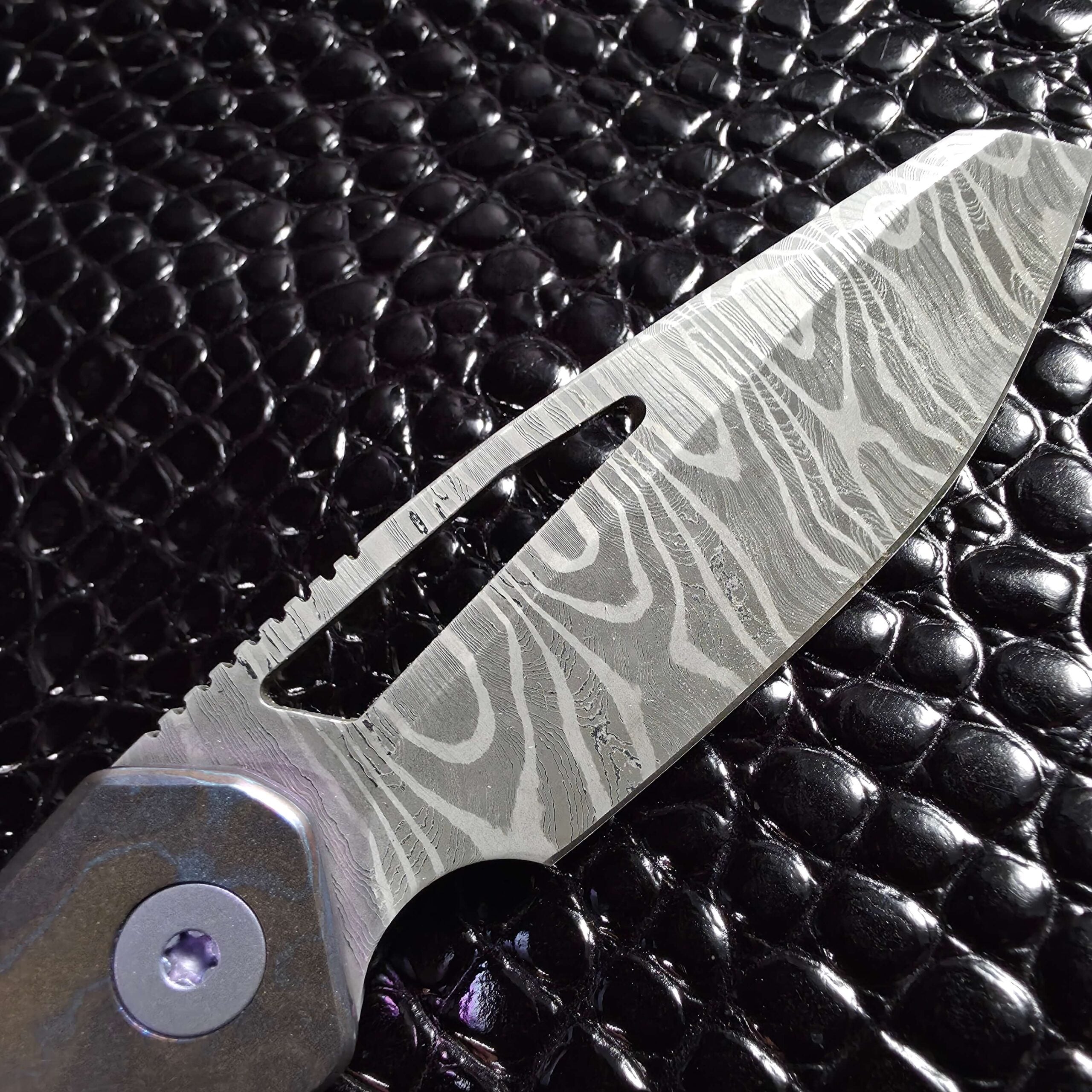 Mike Norris Fireclone 2 damascus pattern on the Keanison Bloodhound blade