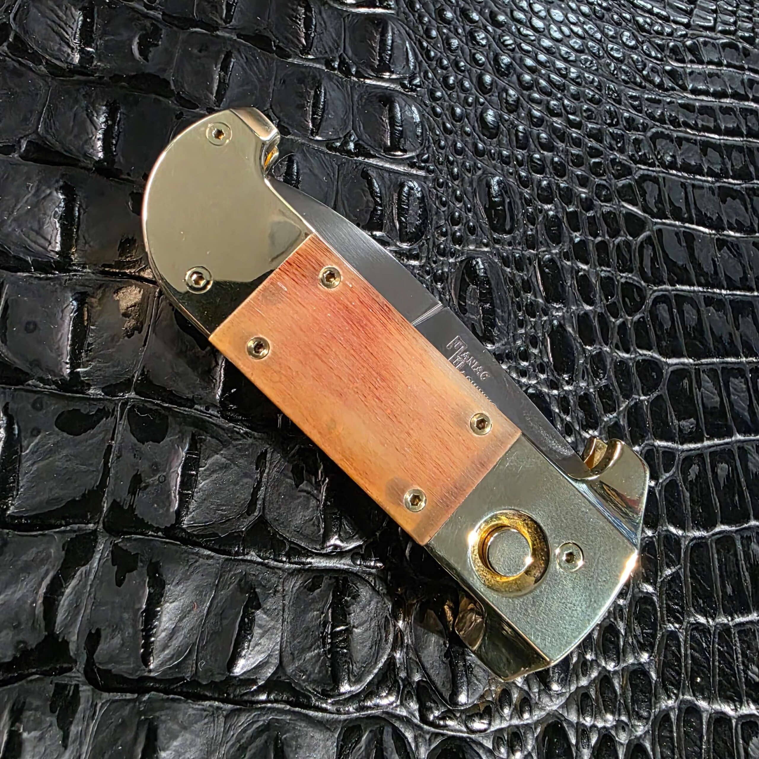 Closed full profile of the Maniac Machining Stinger Classic automatic knife