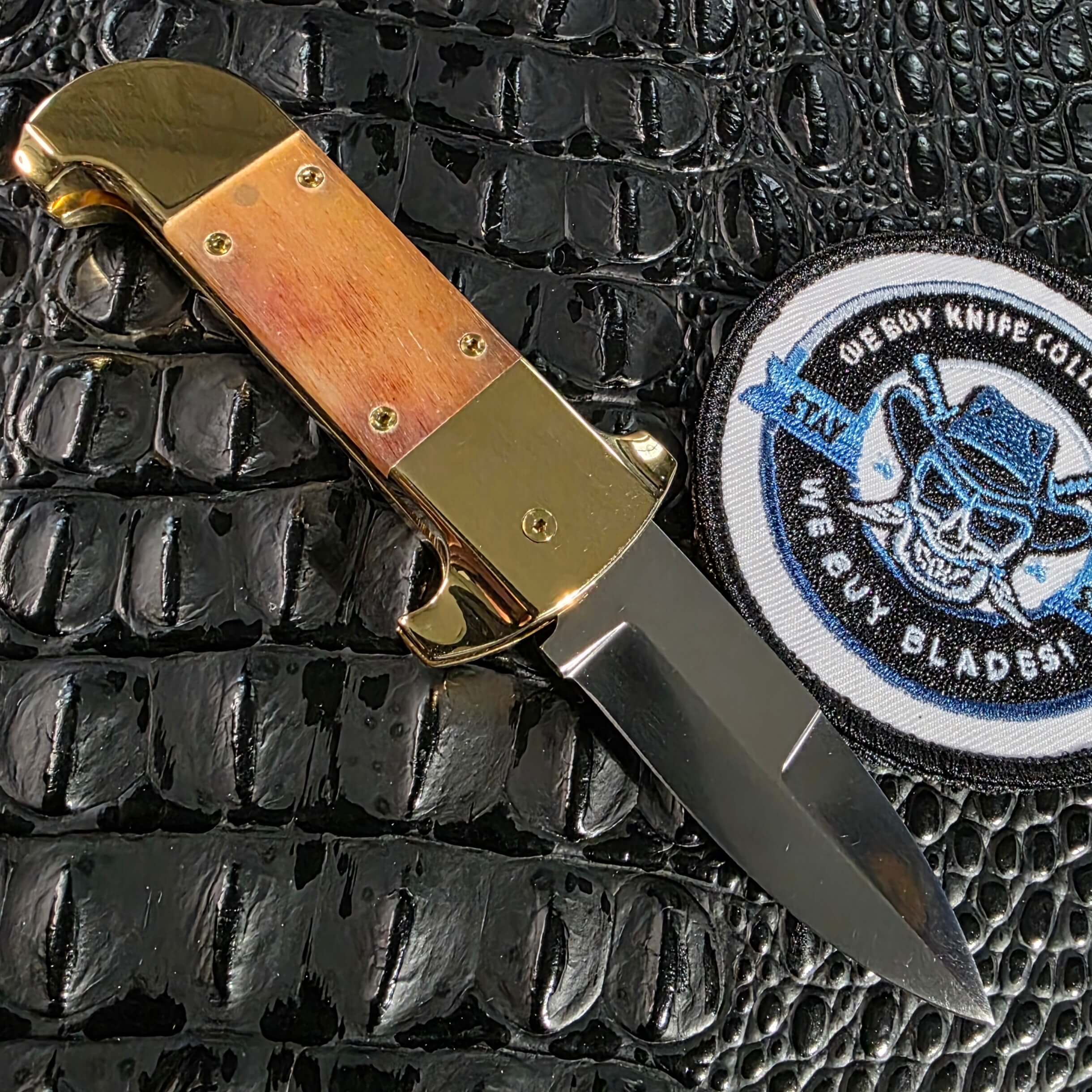 Maniac Machining Stinger Classic open automatic knife with polished brass bolsters and yak horn handle