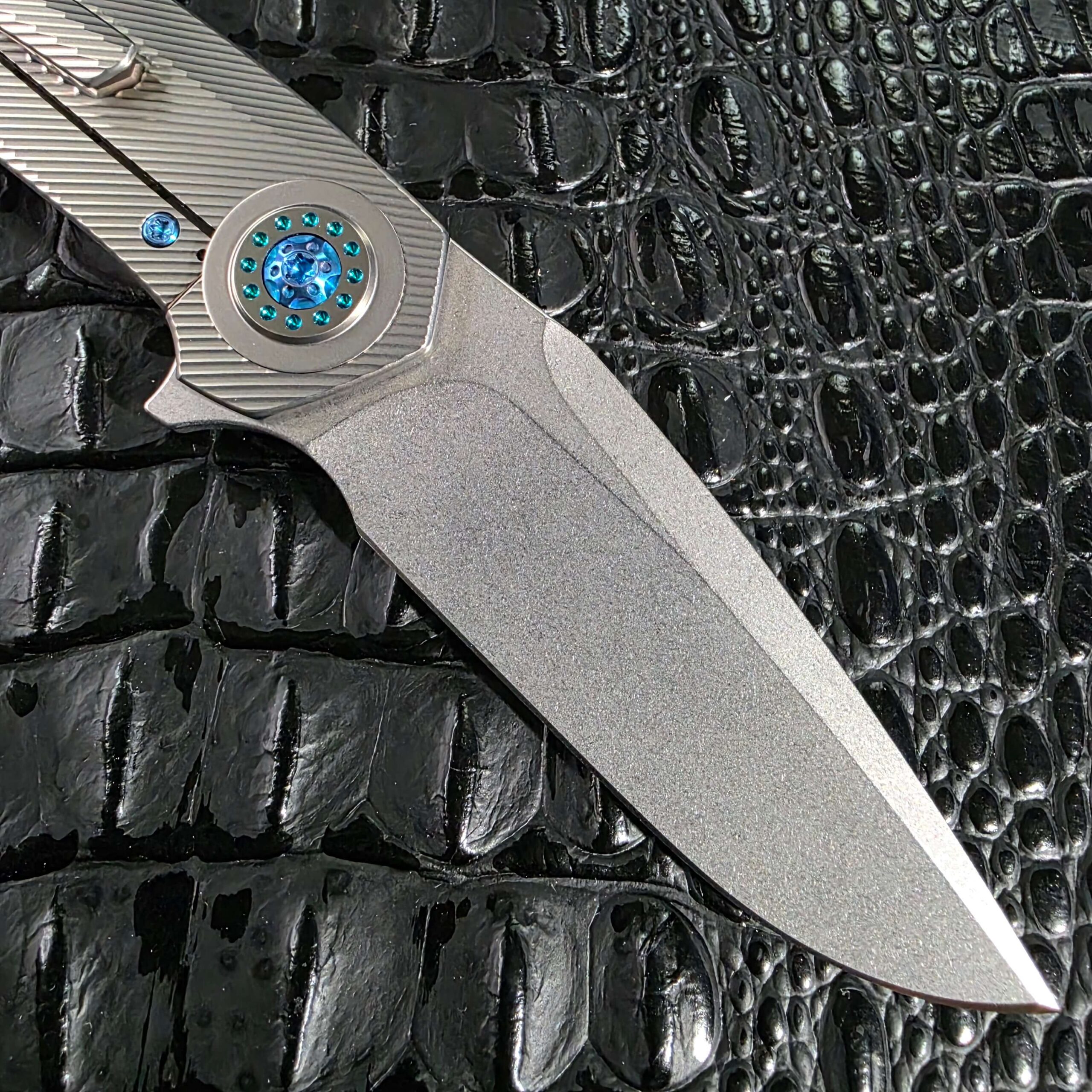 Blade and seafoam anodized pivot collar detail on the Skiff Made Blades Fugitive #0113
