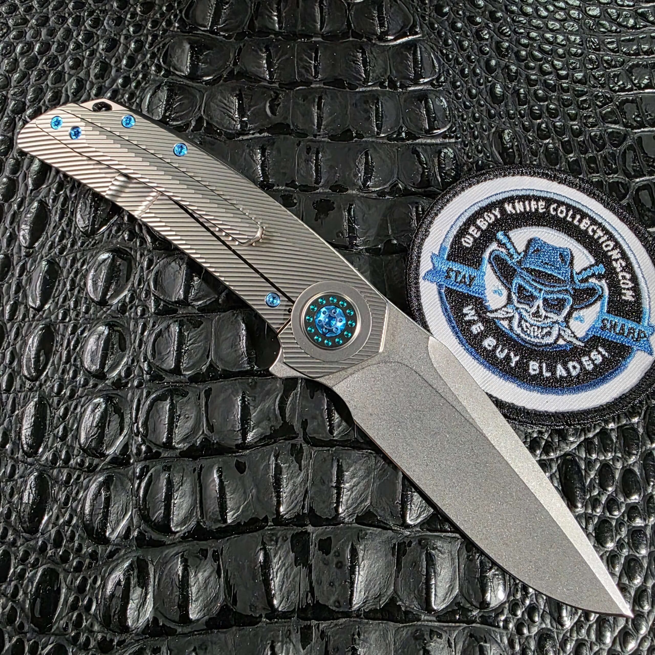 Clip side of the open Skiff Made Blades Fugitive #0113 showing the 3D milled titanium pocket clip and anodized hardware