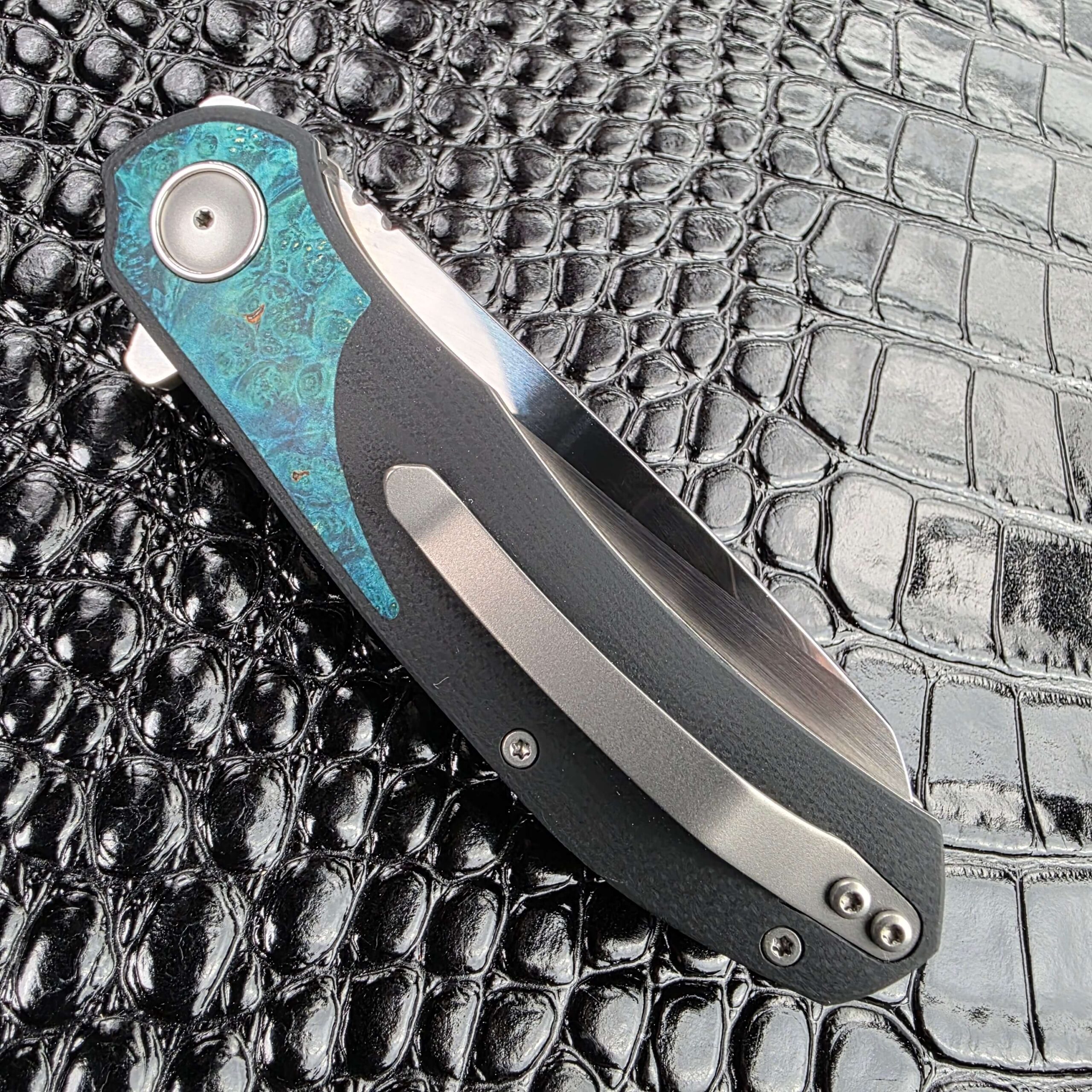 3LegDog M10 closed on the clip side with the titanium pocket clip running the handle