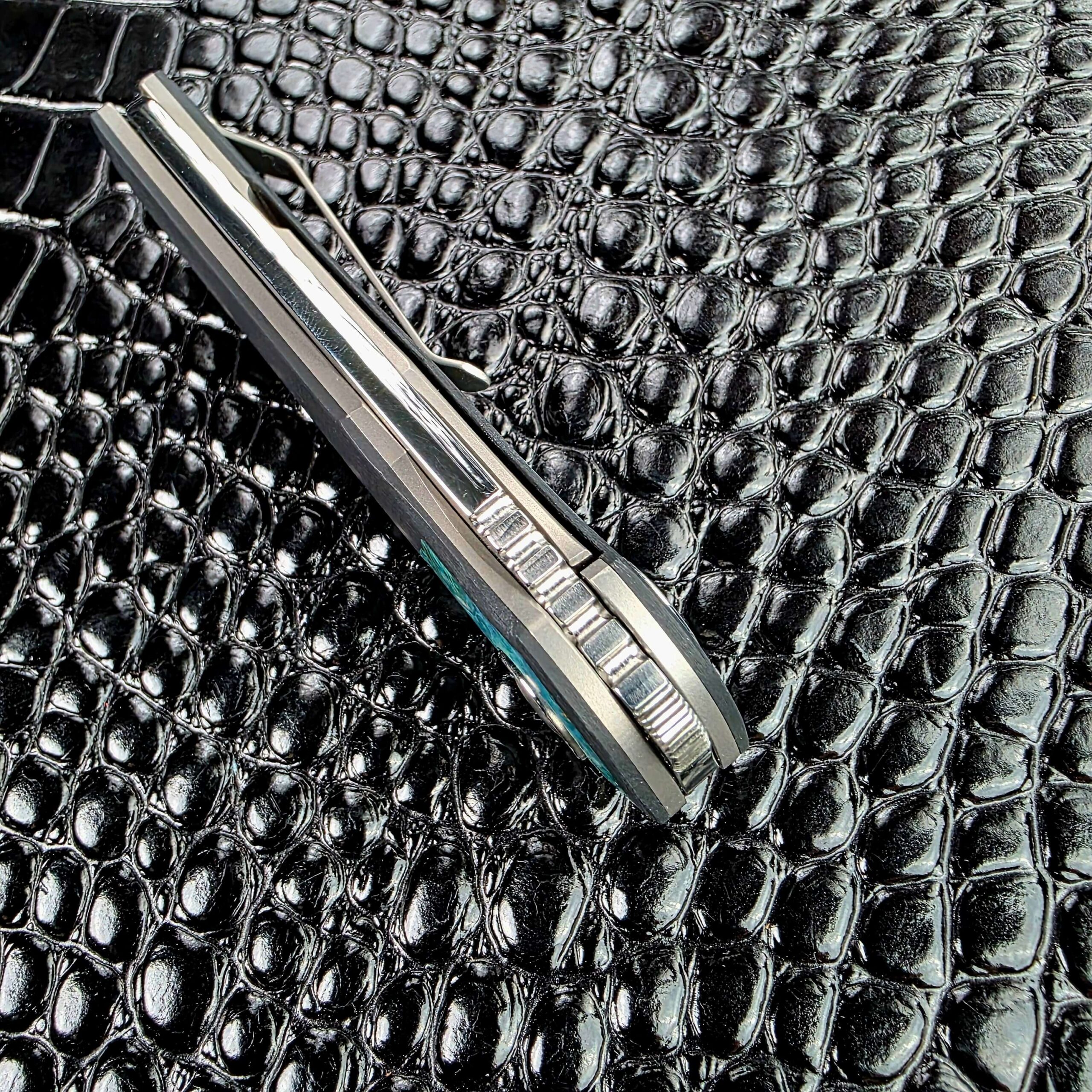 Jimped front flipper tab standing proud of the spine on the closed 3LegDog M10