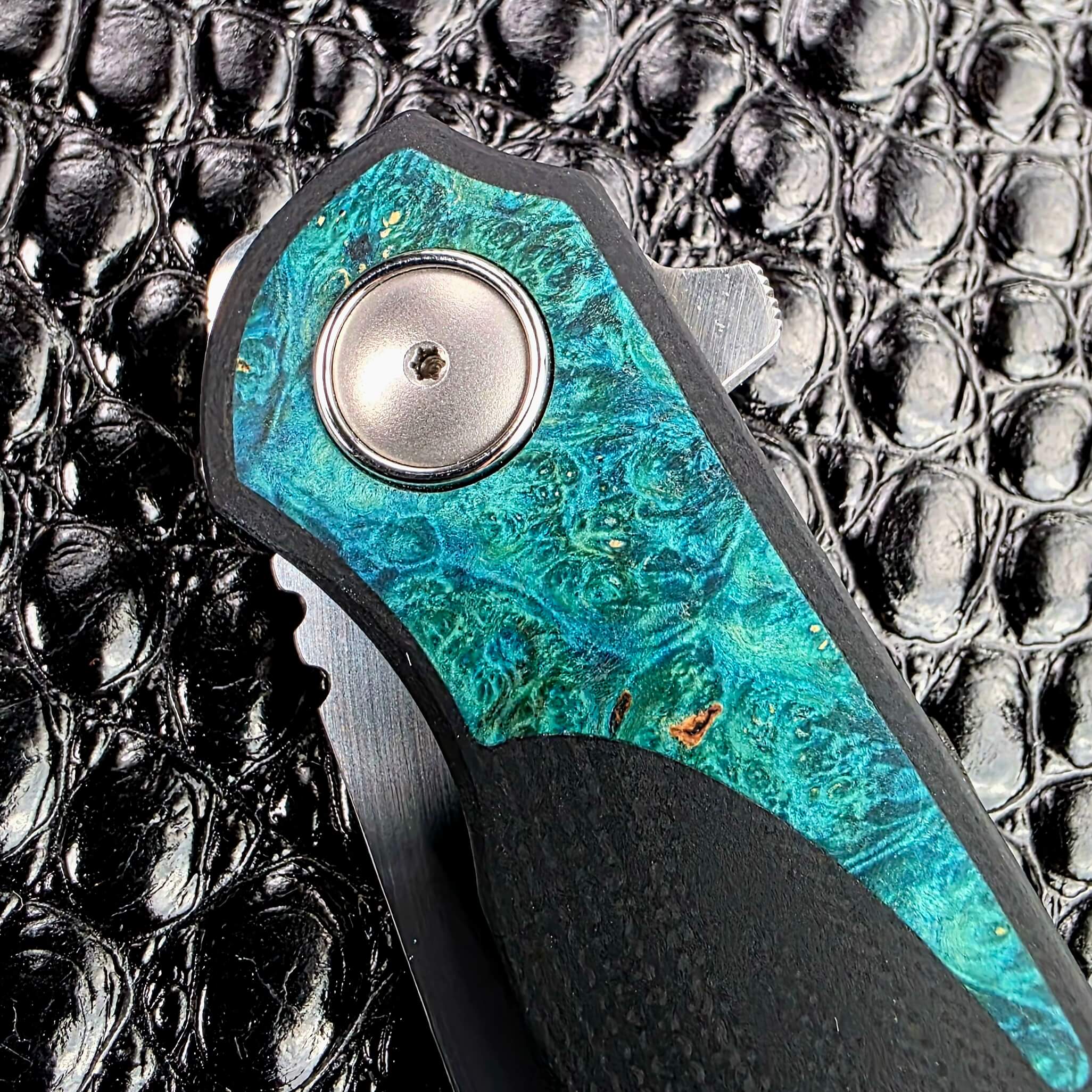 Macro of the teal dyed stabilised wood burl inlay on the 3LegDog M10