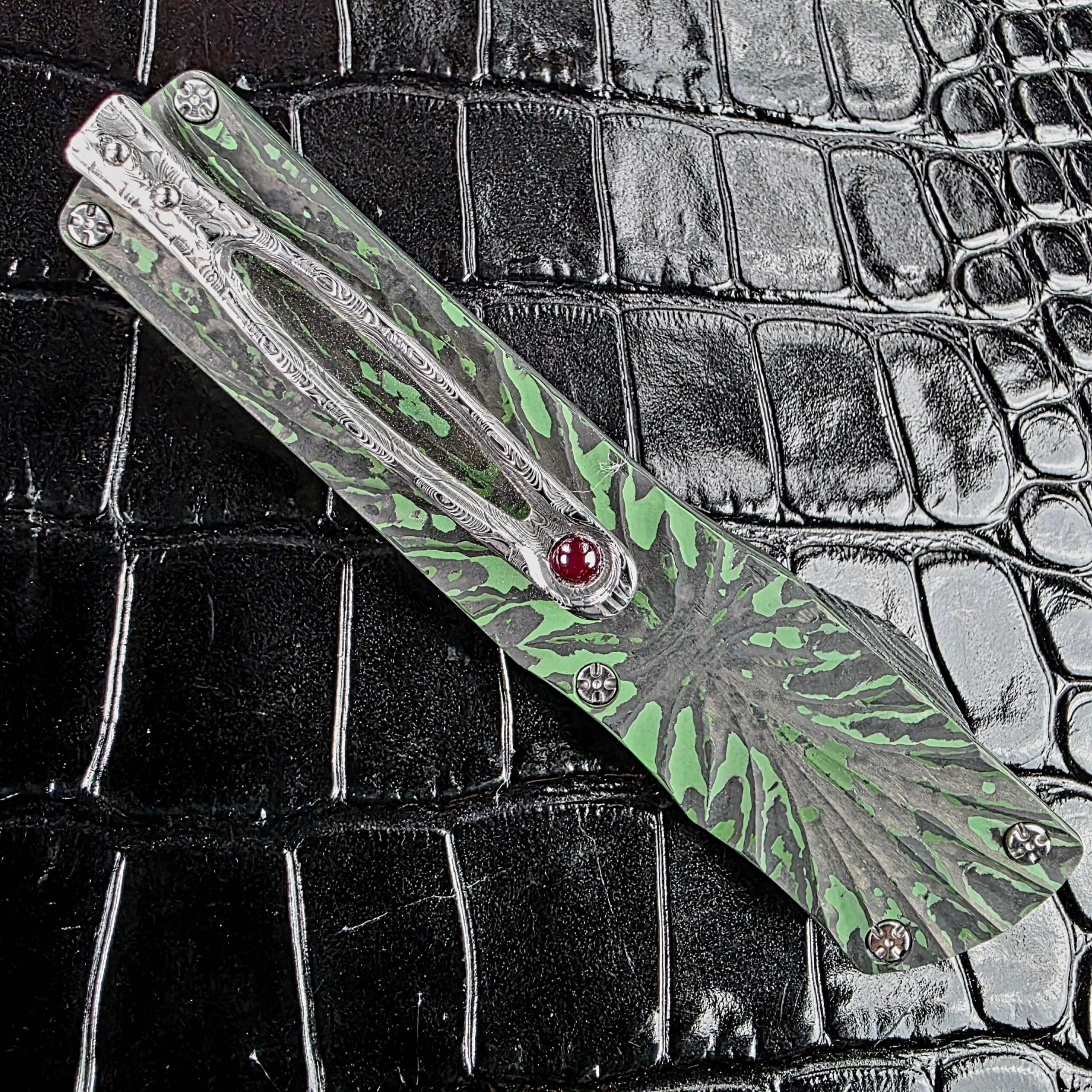 Brian Tighe Tighe Twist OTF closed, green carbon fiber face with the full Damasteel pocket clip
