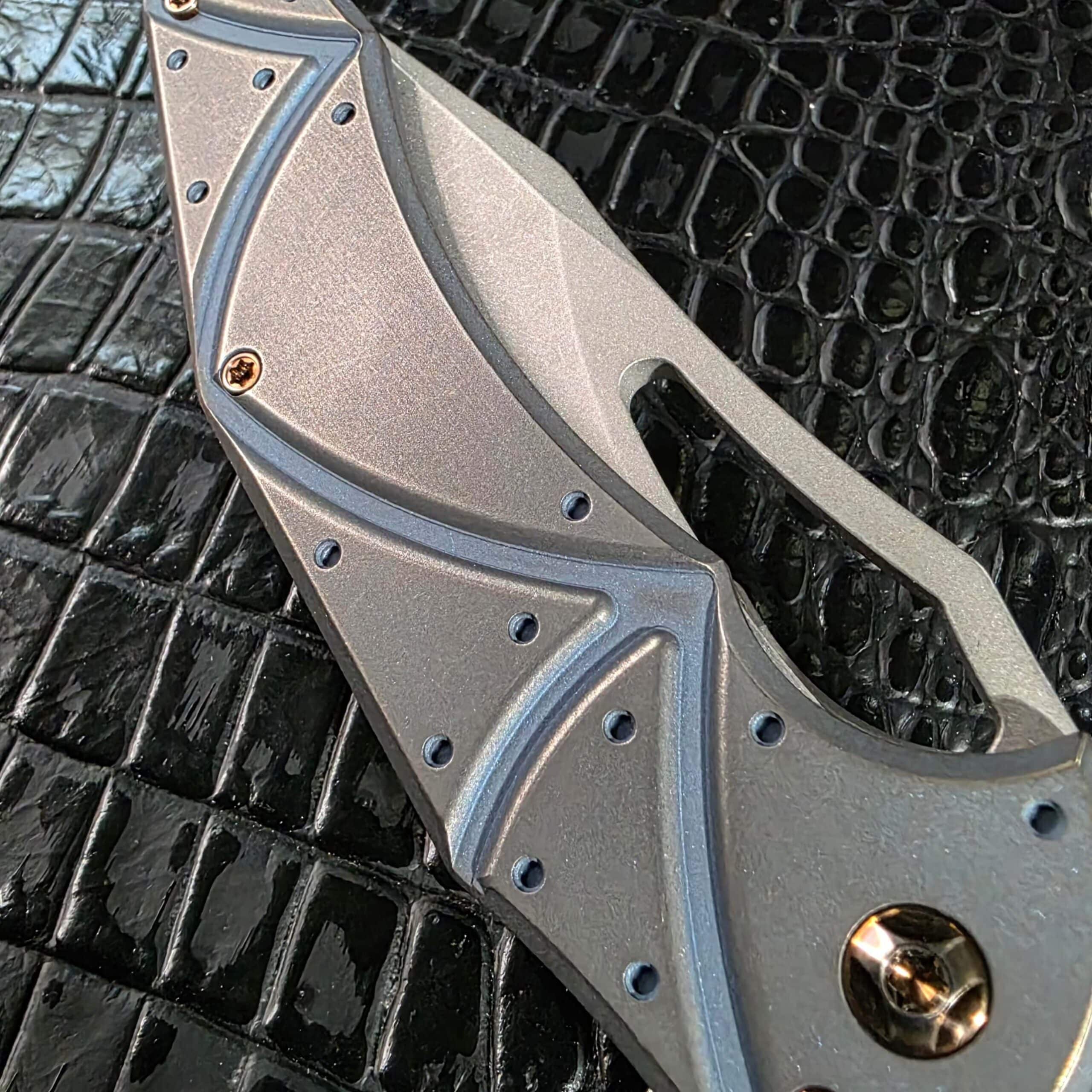 Blade and Facets milled titanium handle of the Ferrum Forge Gavko Spinner in one frame