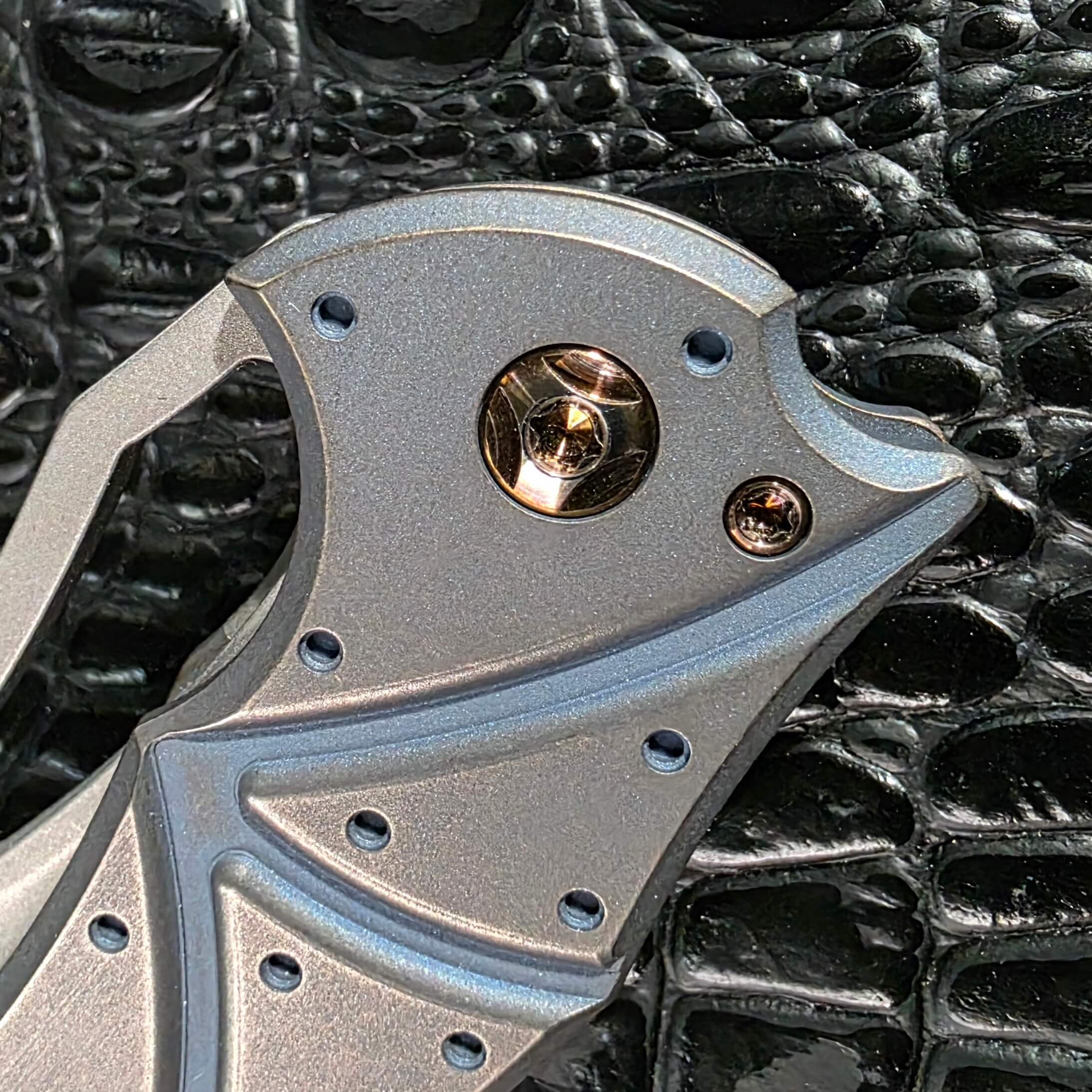Macro of the Facets milling pattern and bronze pivot on the Ferrum Forge Gavko Spinner