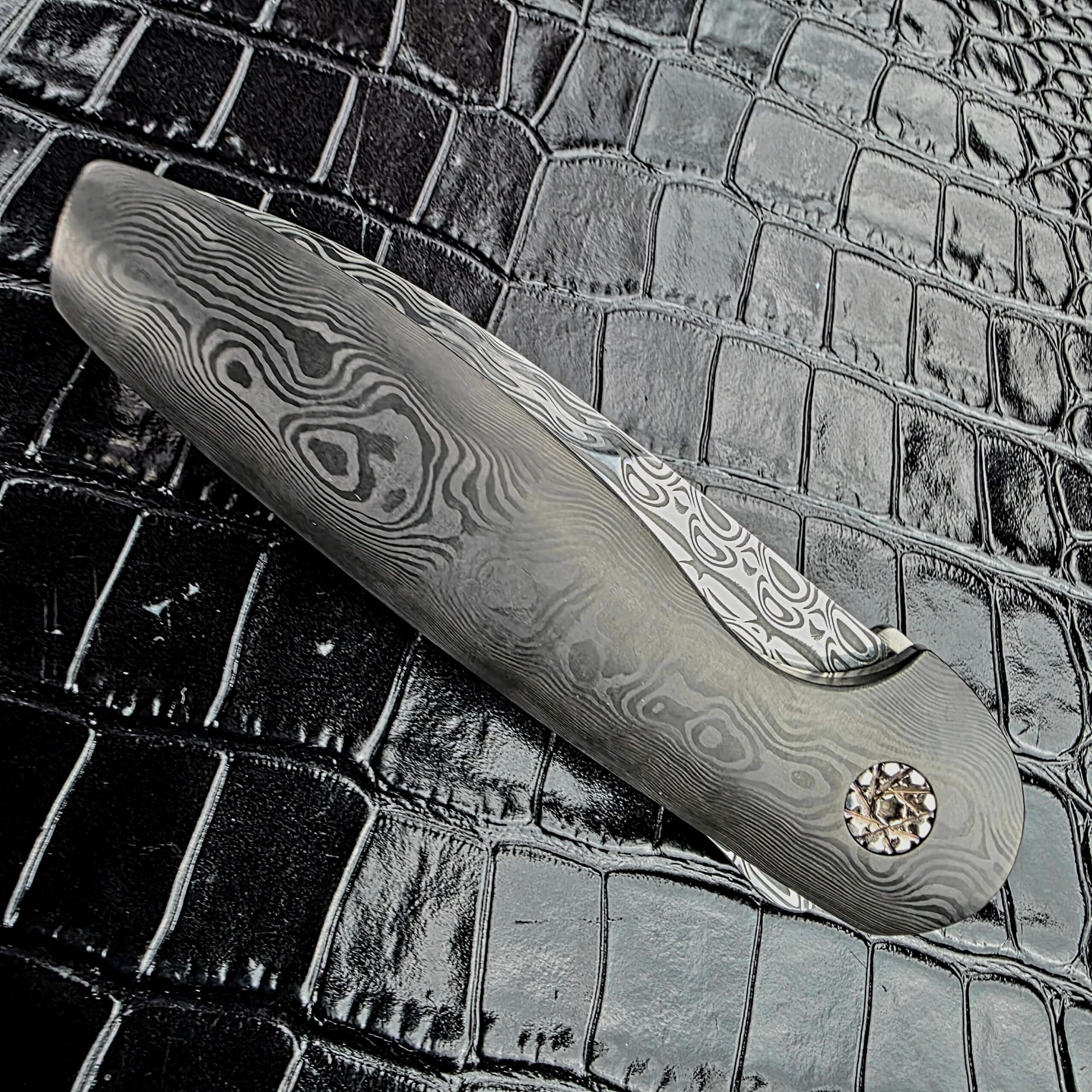 Glenn Are Hovin Koda closed on the show side with the faceted pivot and blade spine visible