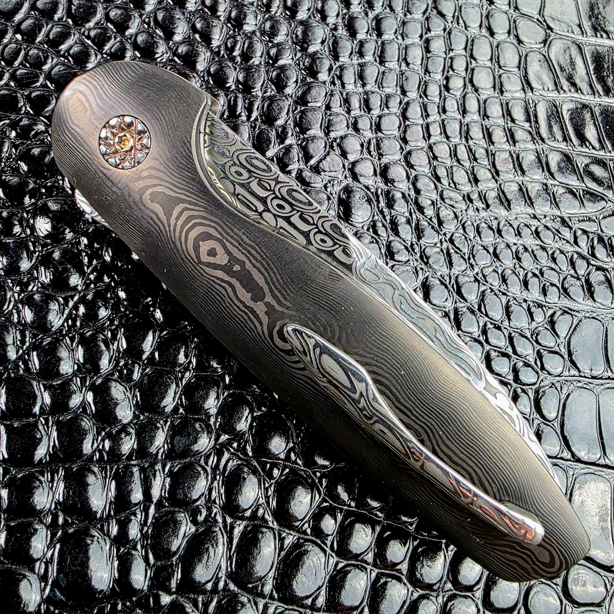 Glenn Are Hovin Koda closed showing the Damasteel Svavner pocket clip on the clip side