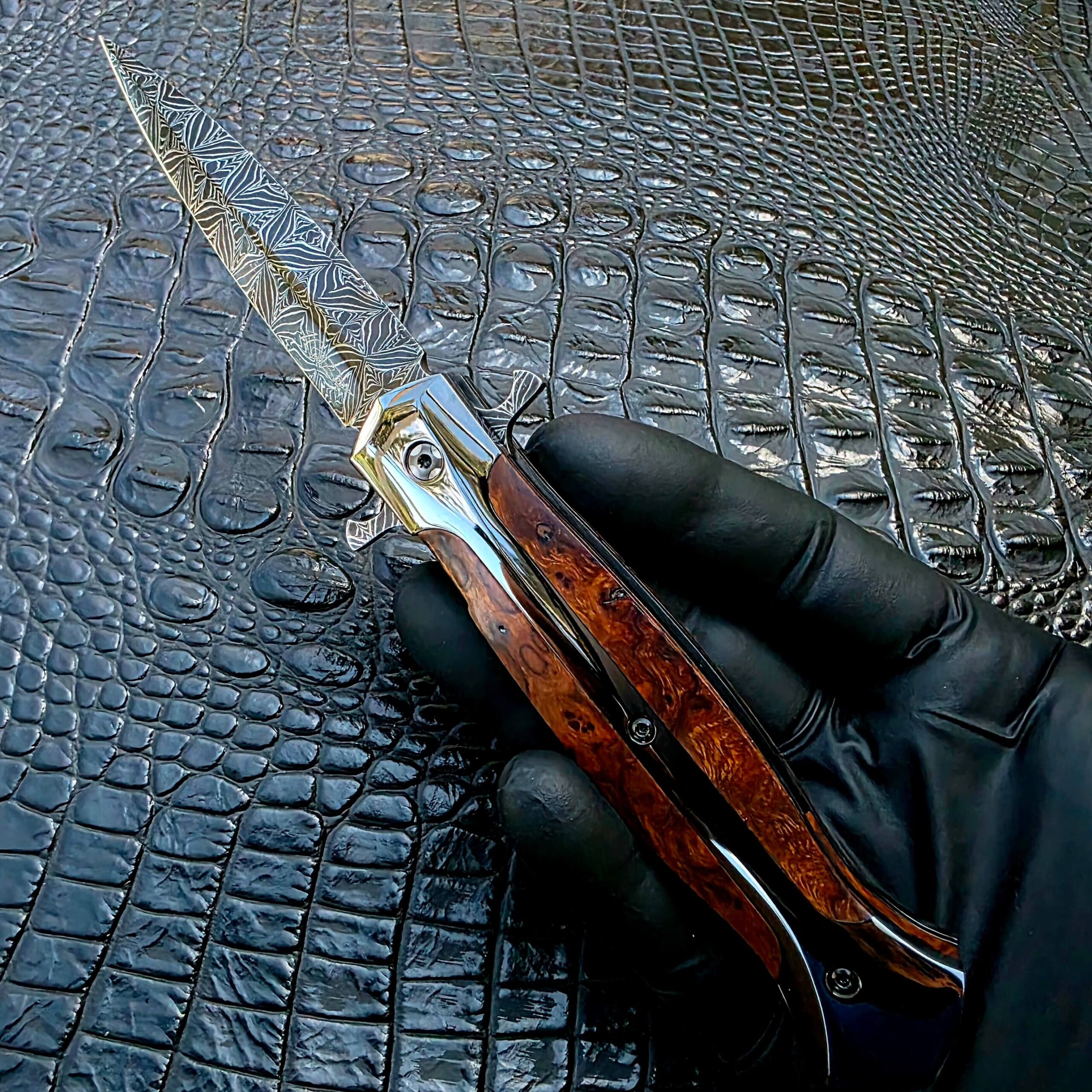 Tip of the mosaic damascus dagger blade on the La Cantina Sally #453