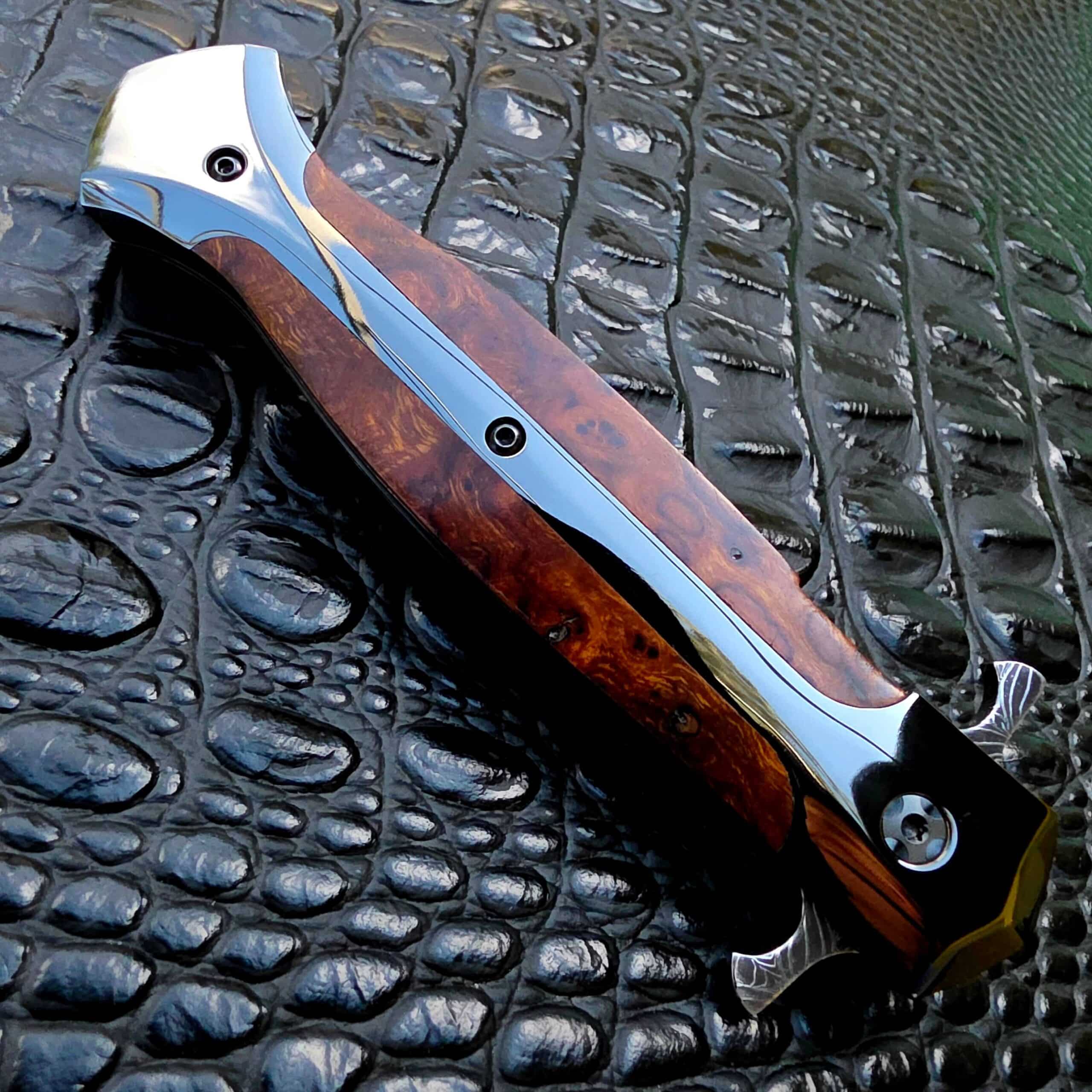 La Cantina Sally #453 closed at an angle showing the contoured steel frame