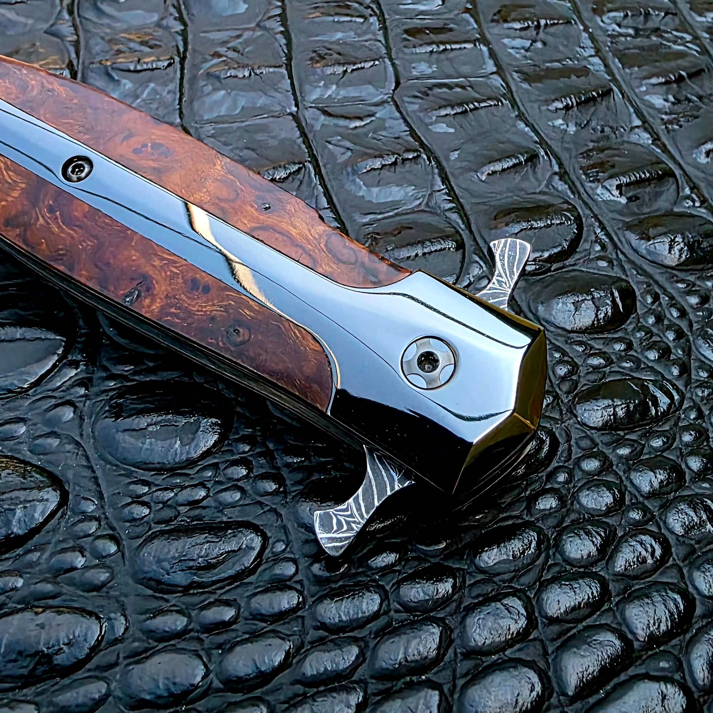 Pivot and flipper tab detail on the La Cantina Sally #453