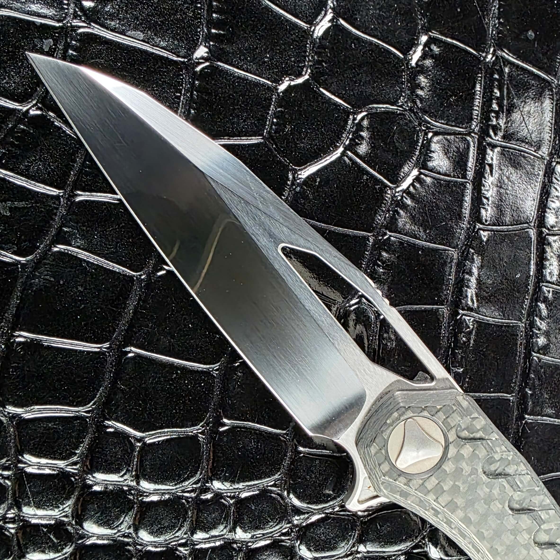 Wharncliffe blade profile on the Marfione Custom Sigil with the slot opener