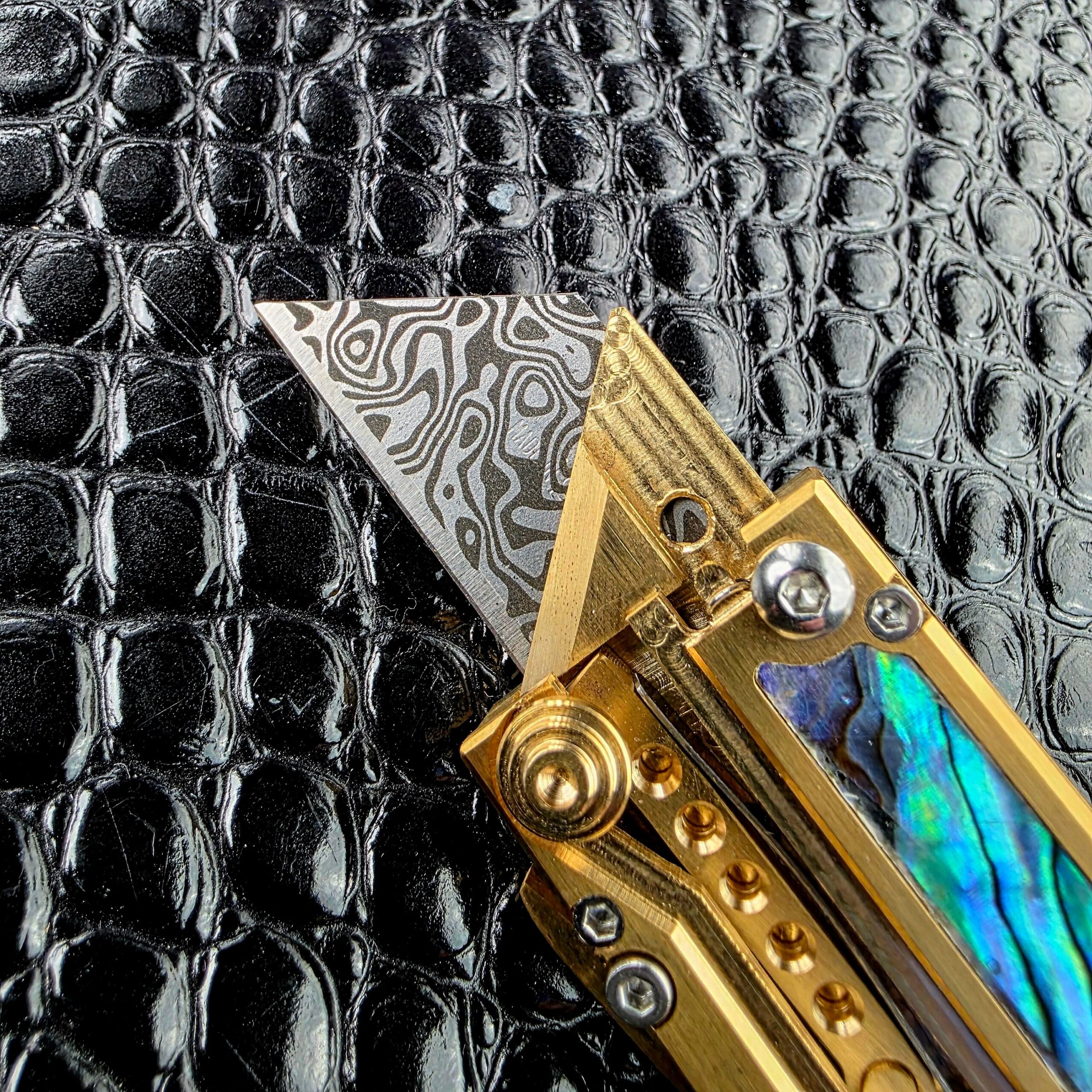 Laser etched pattern on the Stanley 1992 utility blade of the Miroc Razor Knife