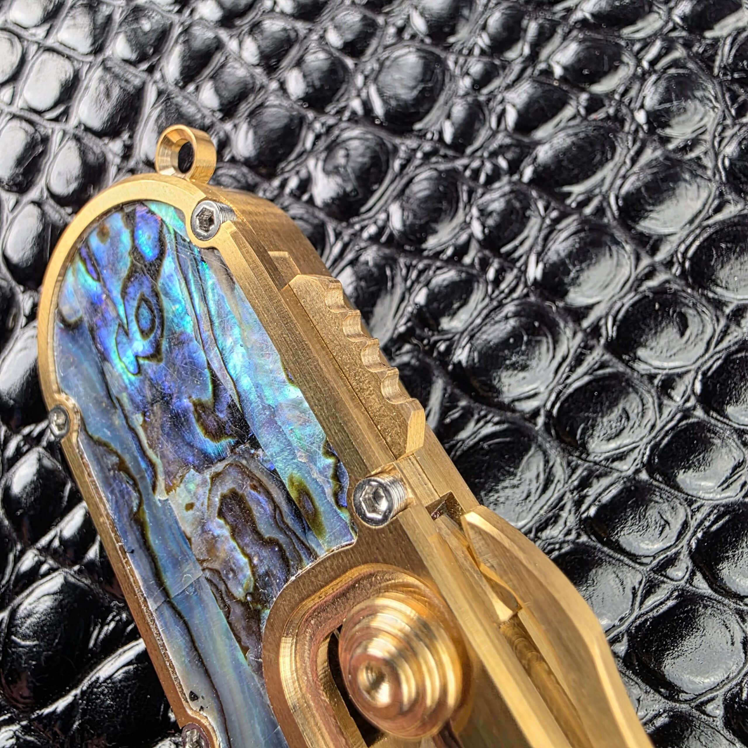 Knurled brass safety lock knob on the Miroc Razor Knife