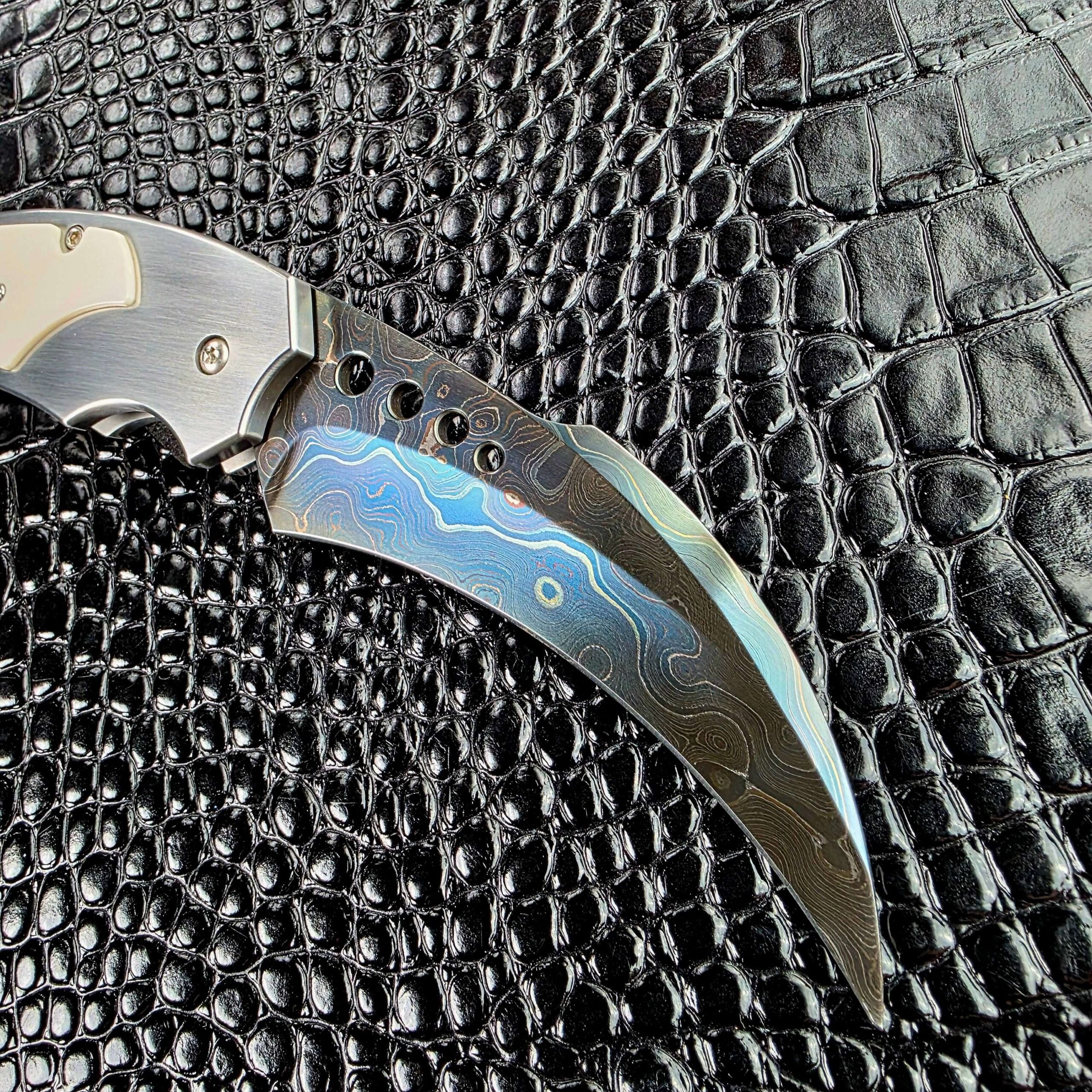 Hawkbill blade profile on the Reese Weiland Large Rastor in Brad Vice blued damascus
