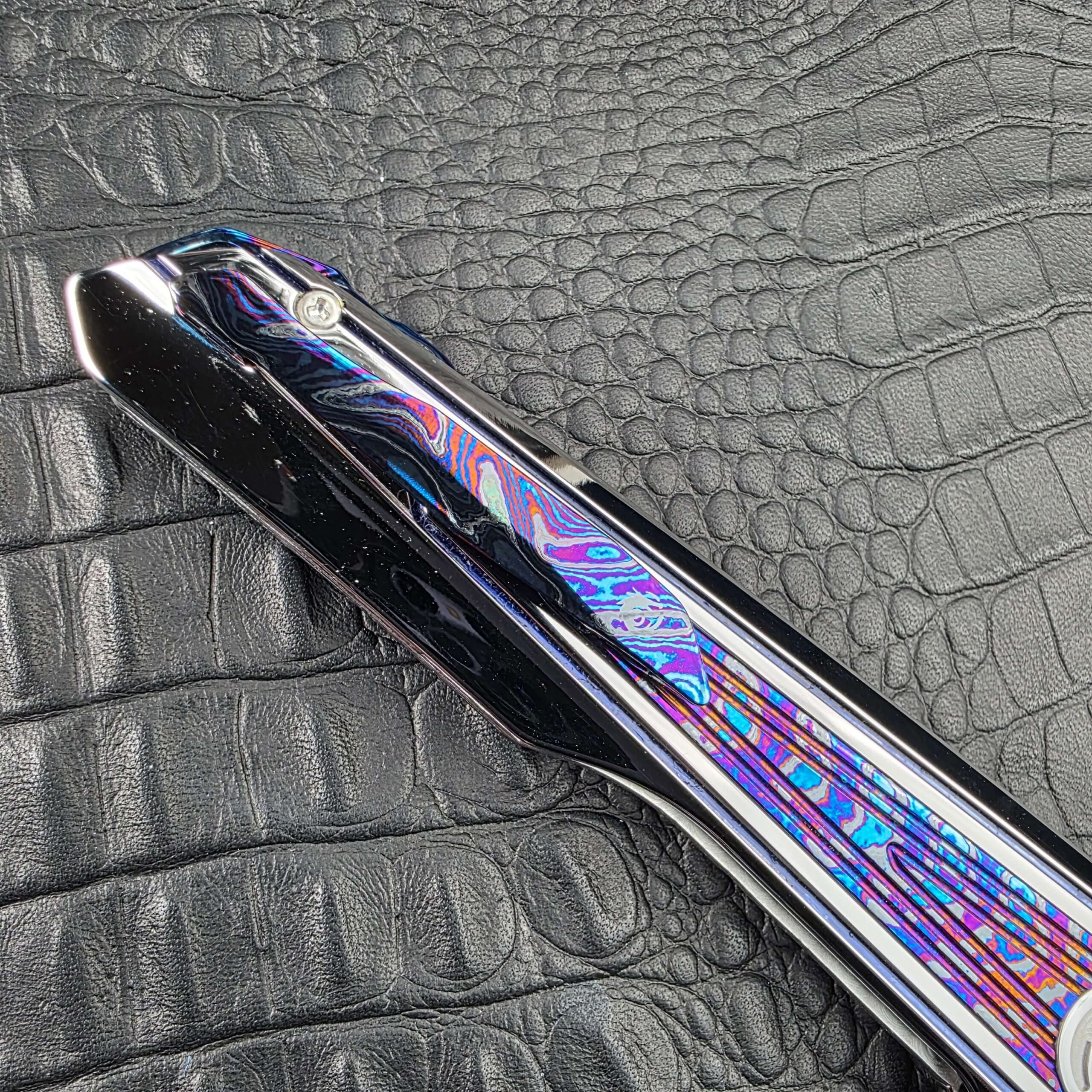 Macro of the Zircuti pocket clip and engraved Dew Hara emblem on the Dew Hara Kabuki