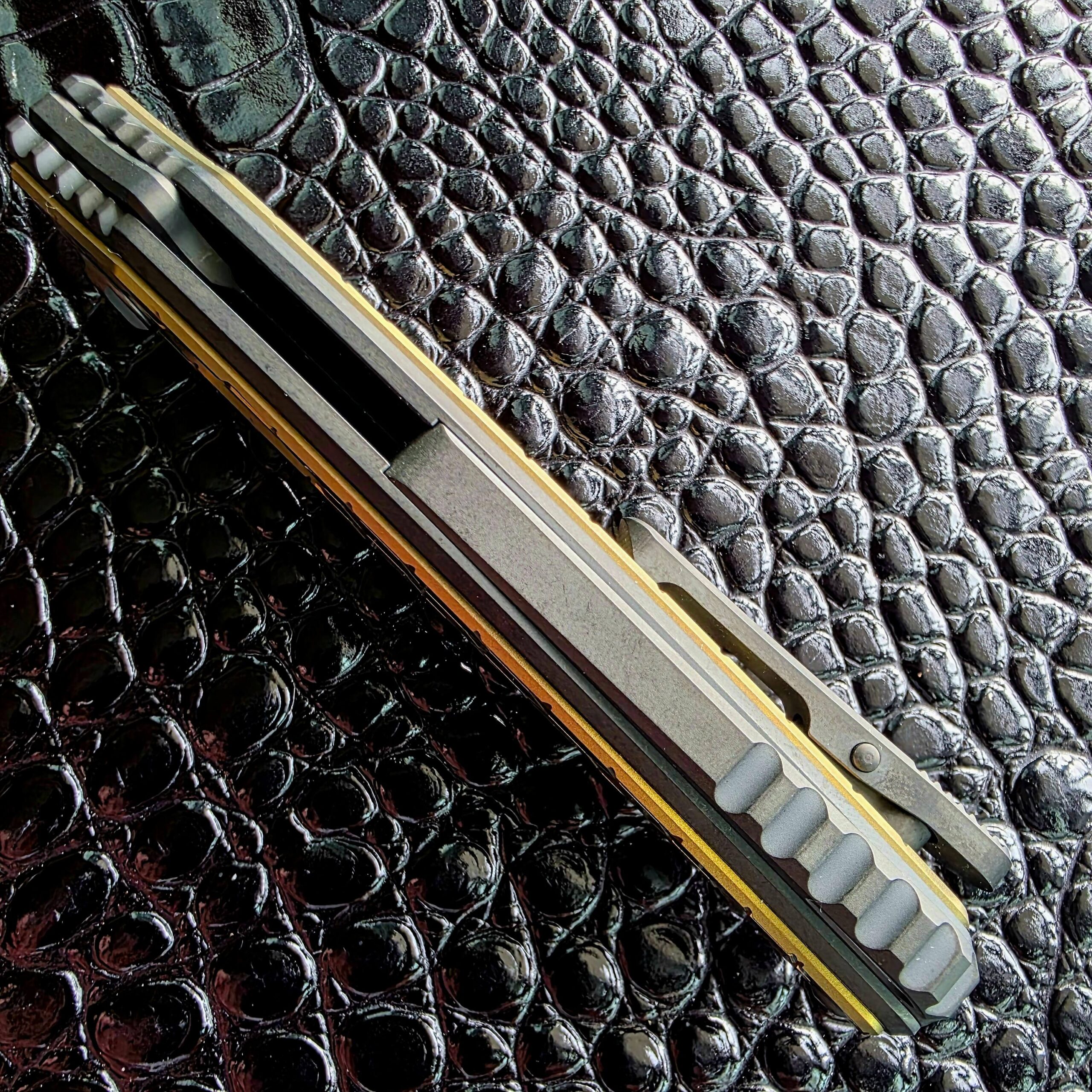 Spine view of the closed Hawk Talon Auto showing the clip, frame edges and blade channel