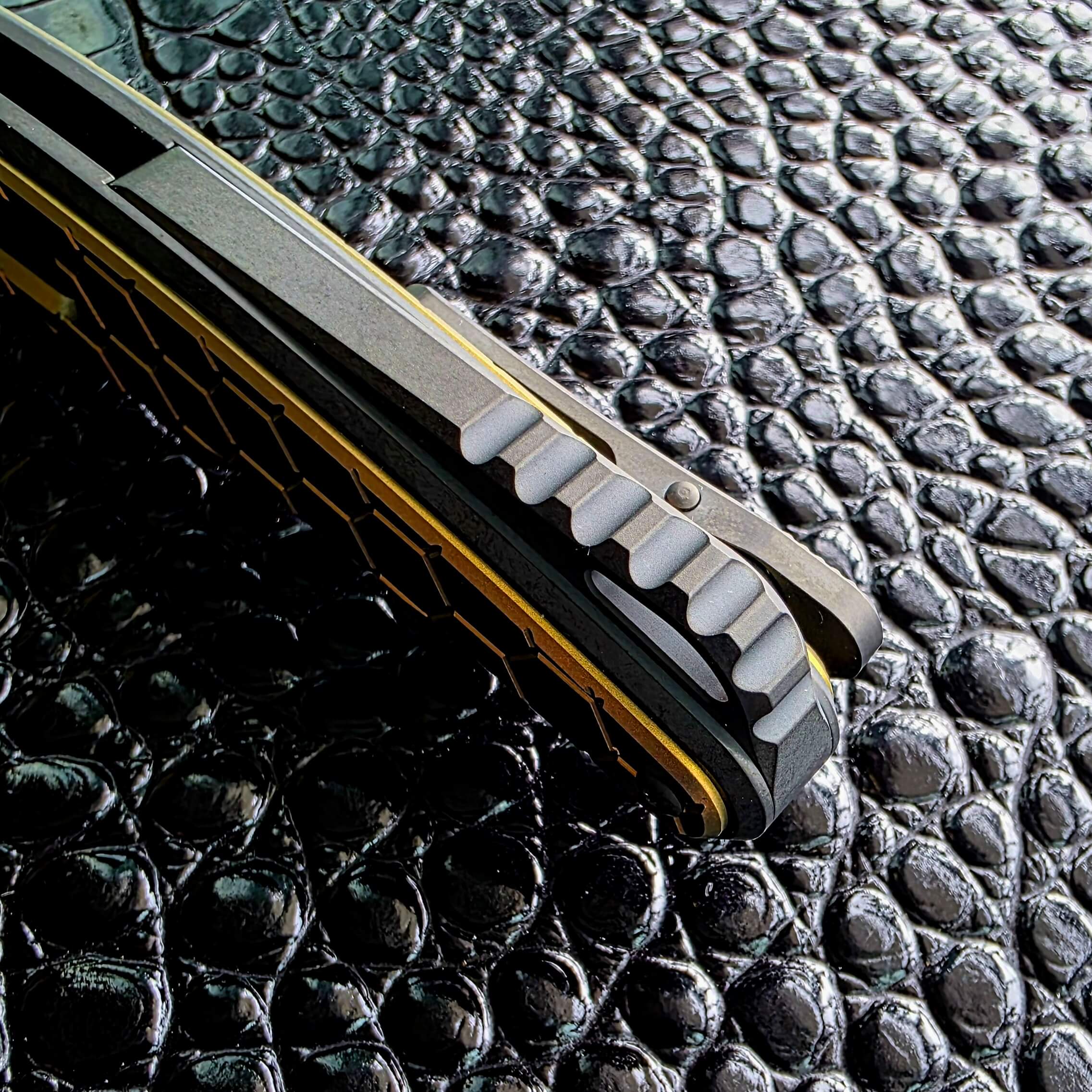 Profile of the Hawk Gripclip jimping on the closed Talon Auto, viewed from the spine
