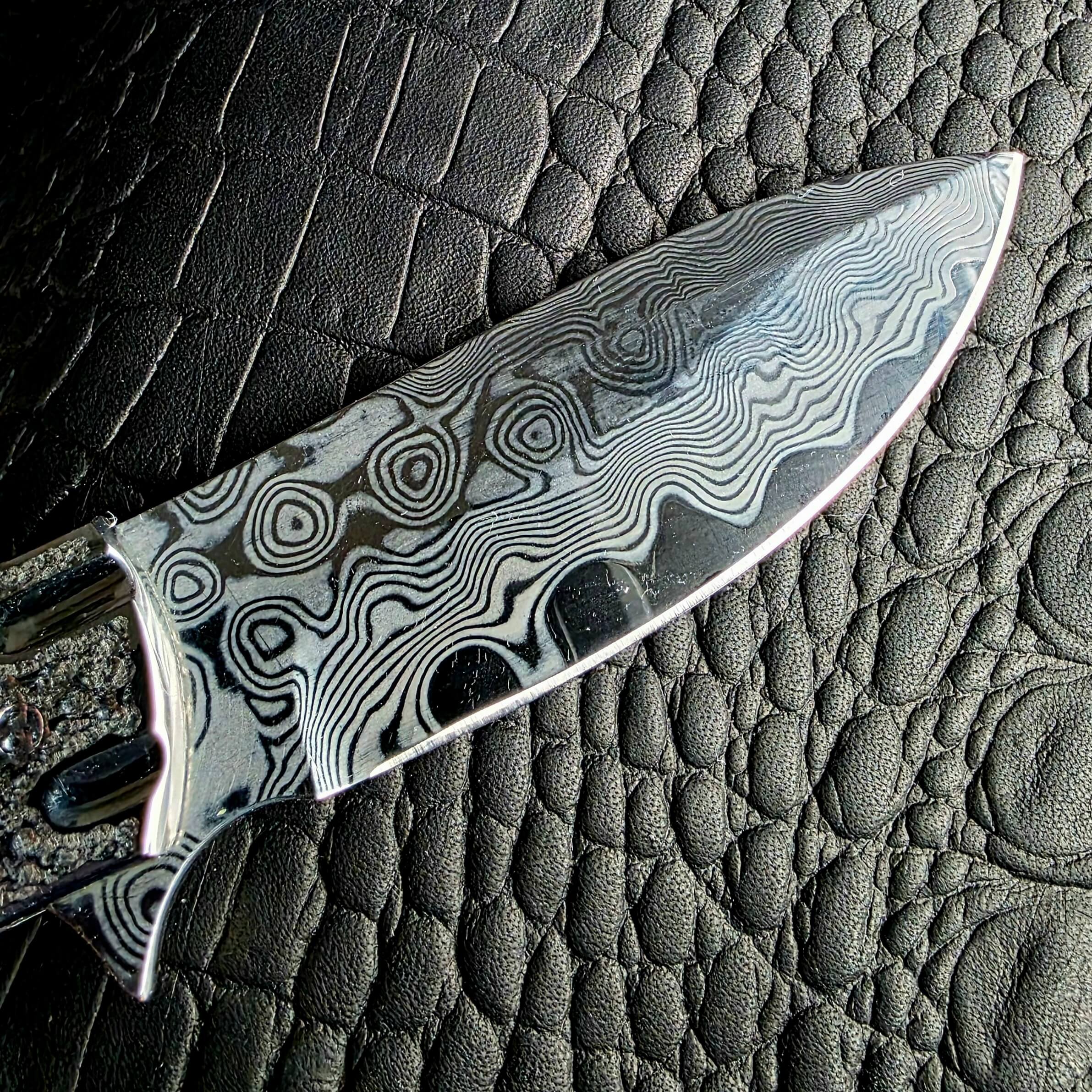 Raindrop San Mai Damascus blade of the Koji Hara Take Flipper with the SG2 core along the edge