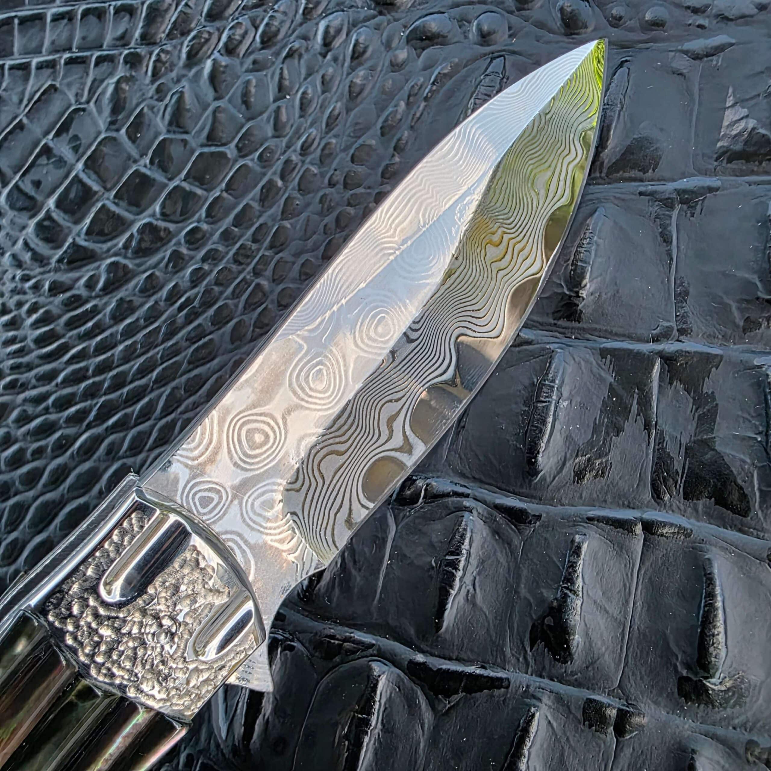 SG2 core line and Damascus cladding on the blade of the Koji Hara Take Flipper