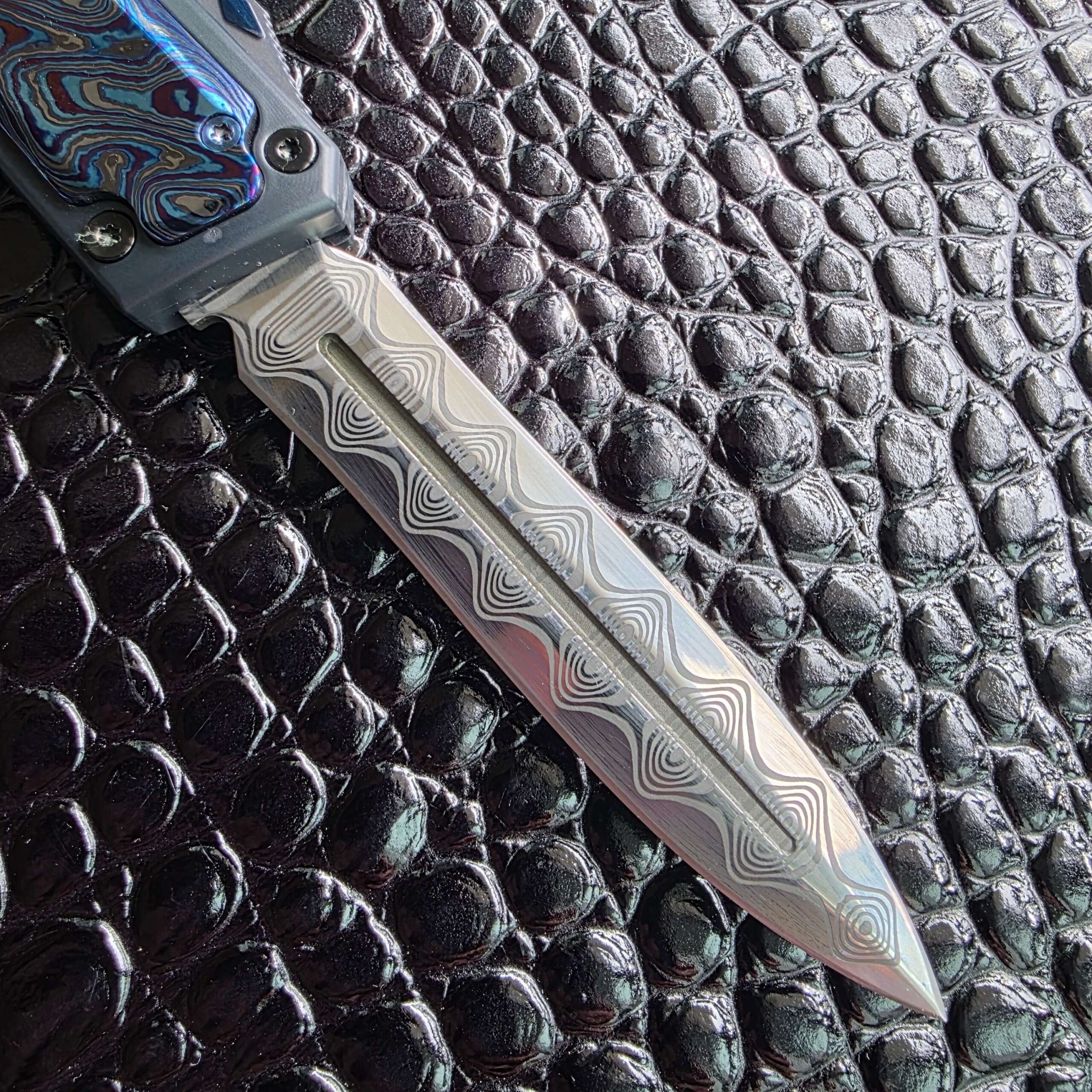 Damasteel Damacore dagger blade of the Patrick Famin GOTF Mini photographed from the clip side