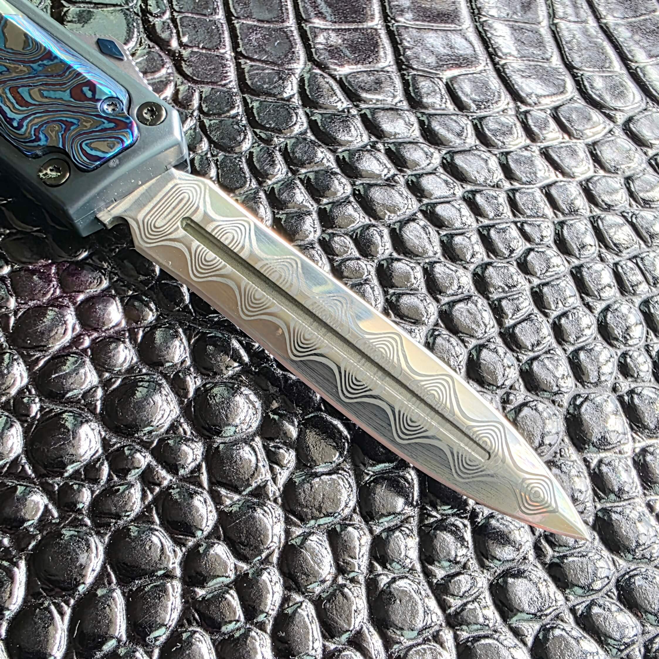 Close view of the fuller and laminated core line on the Patrick Famin GOTF Mini Damacore blade